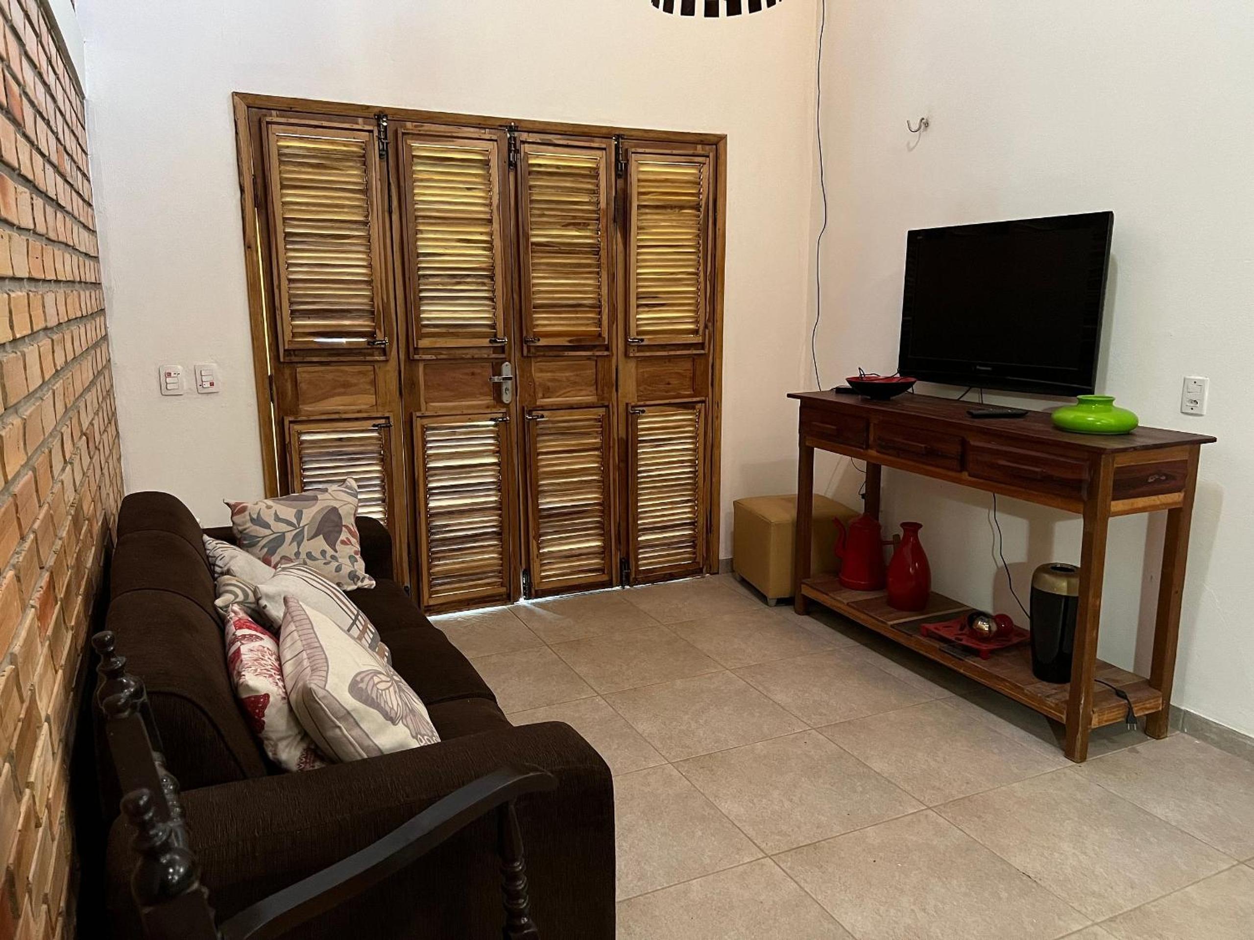 Casa com 5 suítes e área de lazer completa à 150mt da Praia do Coqueiro