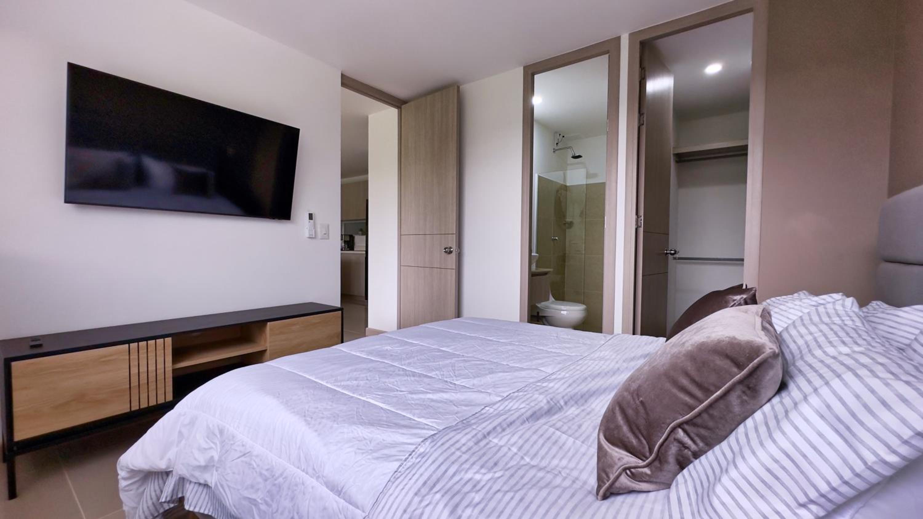 Stunning, Brand-new Apartment