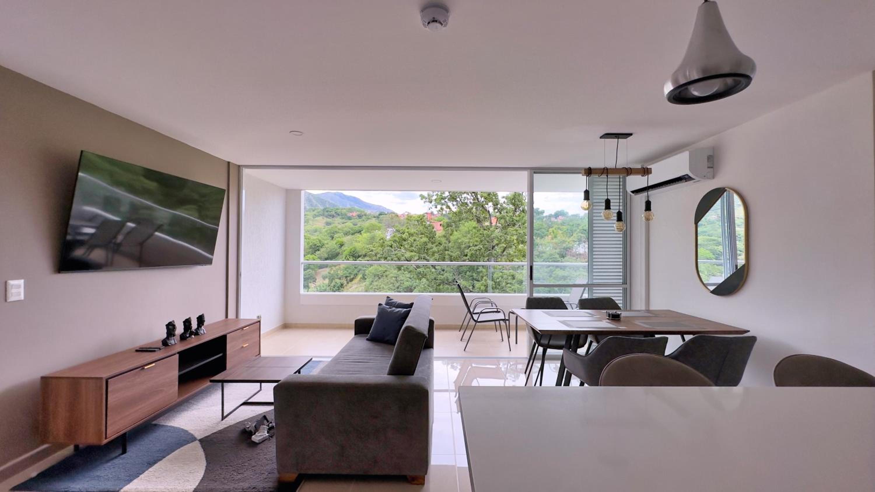 Stunning, Brand-new Apartment