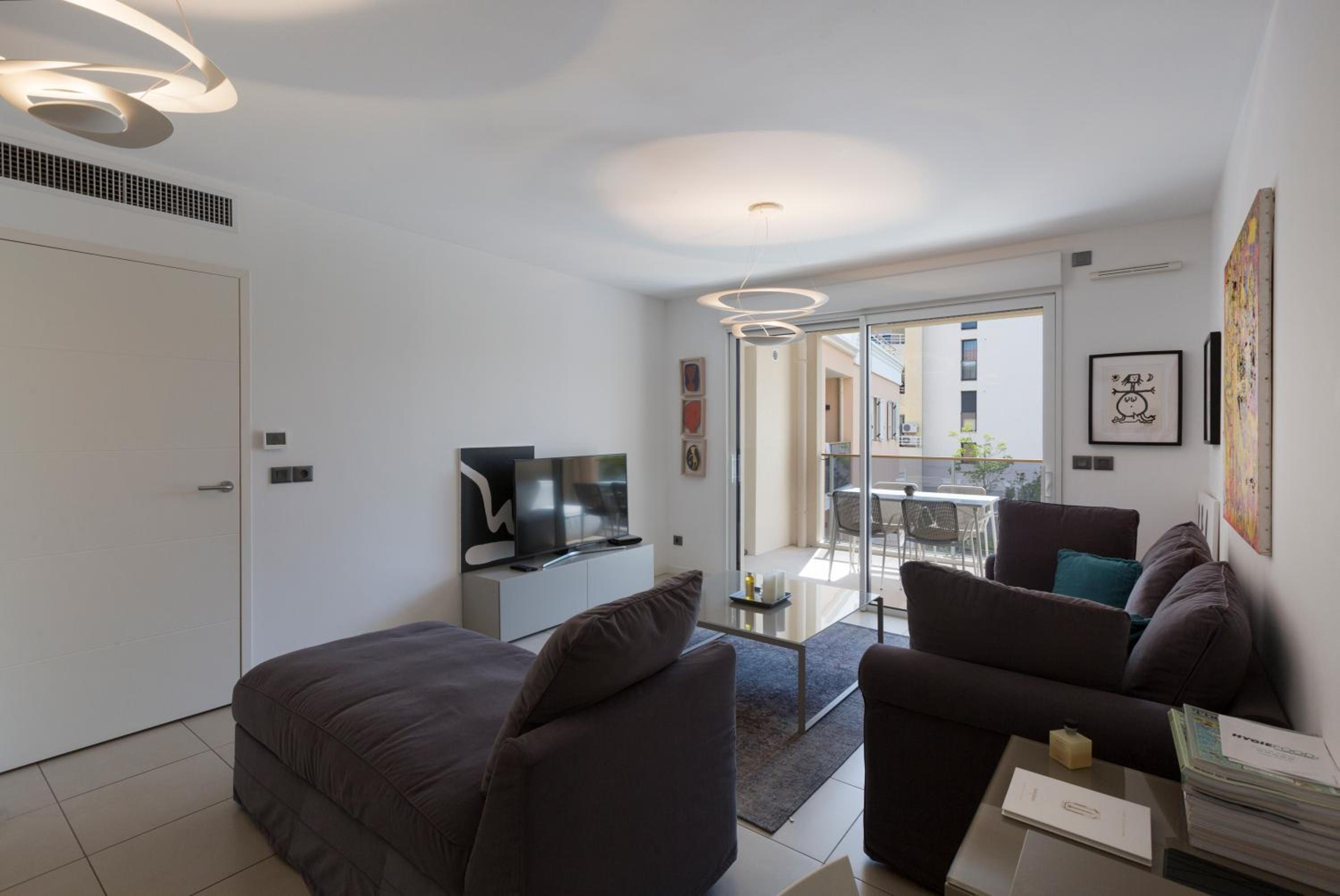 2 pièces avec clim, terrasse, piscine, 100m plage