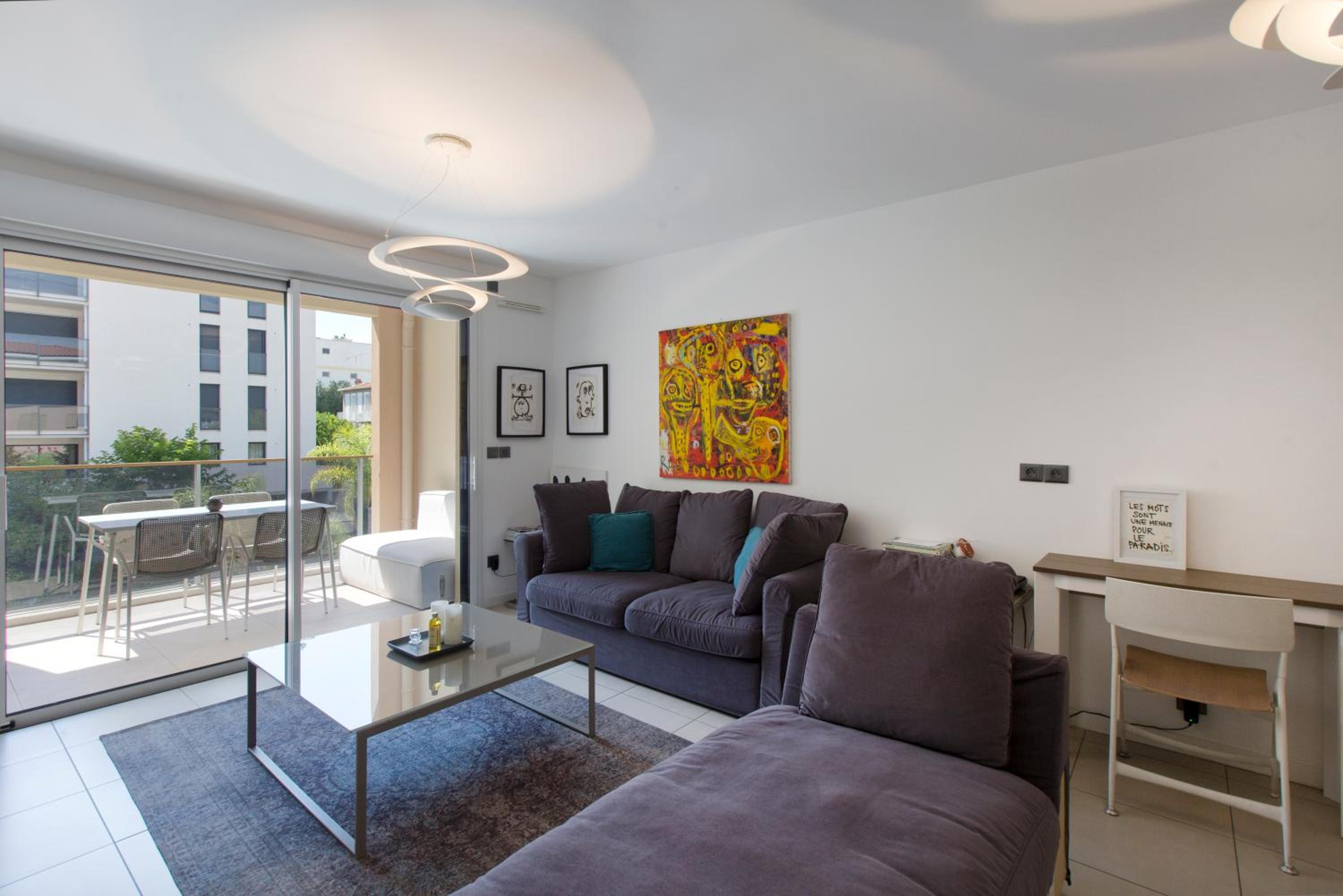 2 pièces avec clim, terrasse, piscine, 100m plage