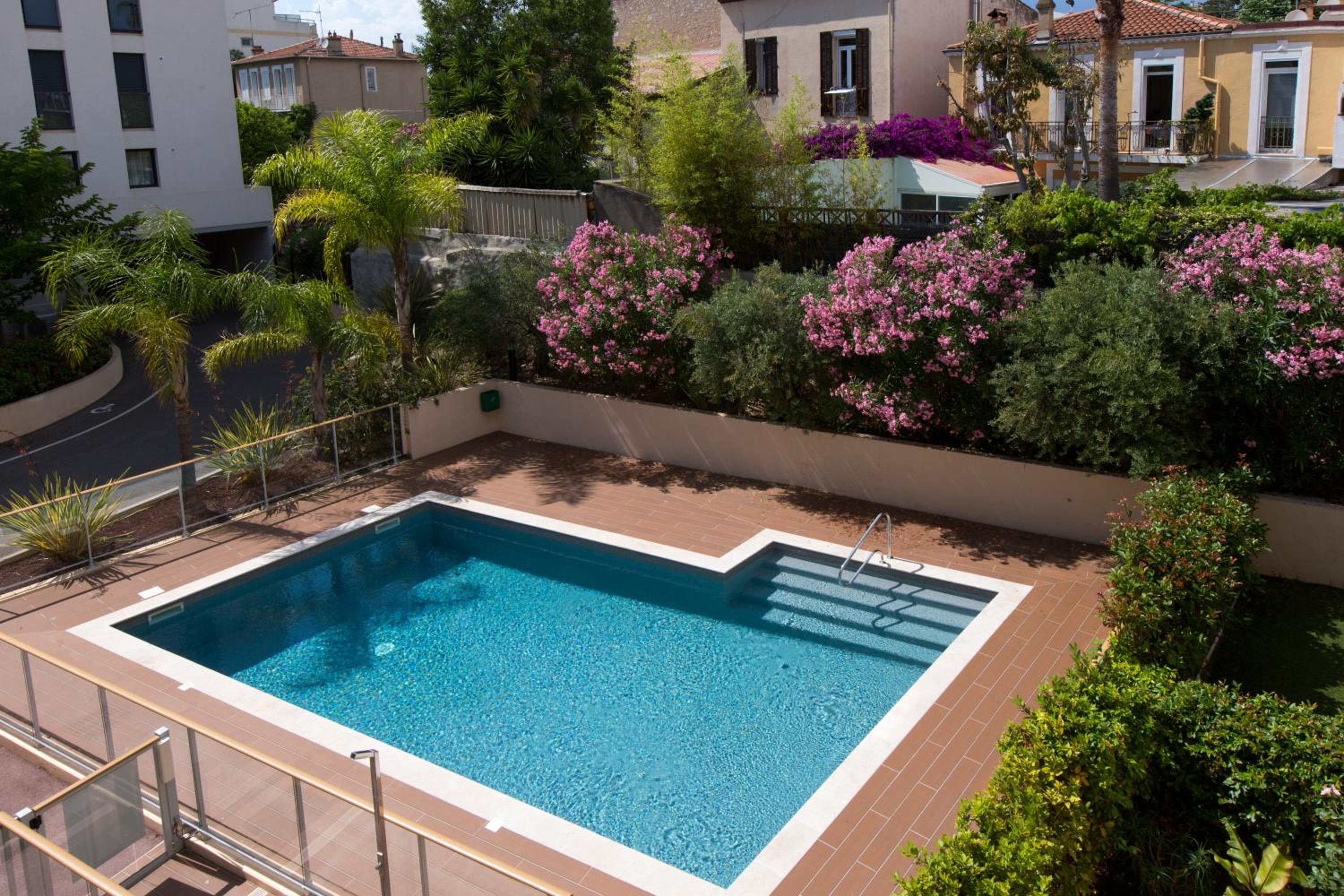 2 pièces avec clim, terrasse, piscine, 100m plage