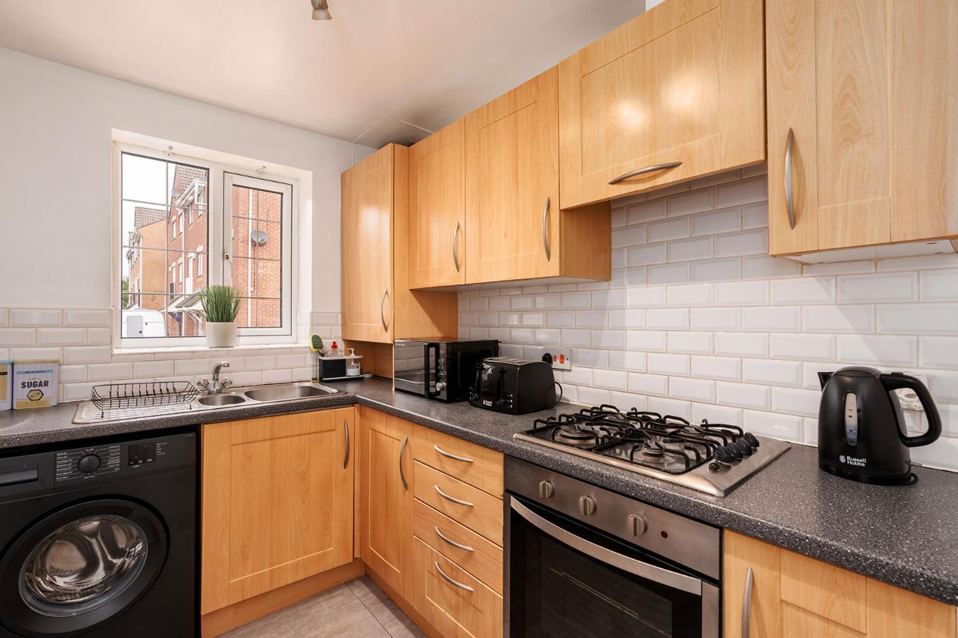 Hills Close - 3 Bed House - FREE Parking view 2