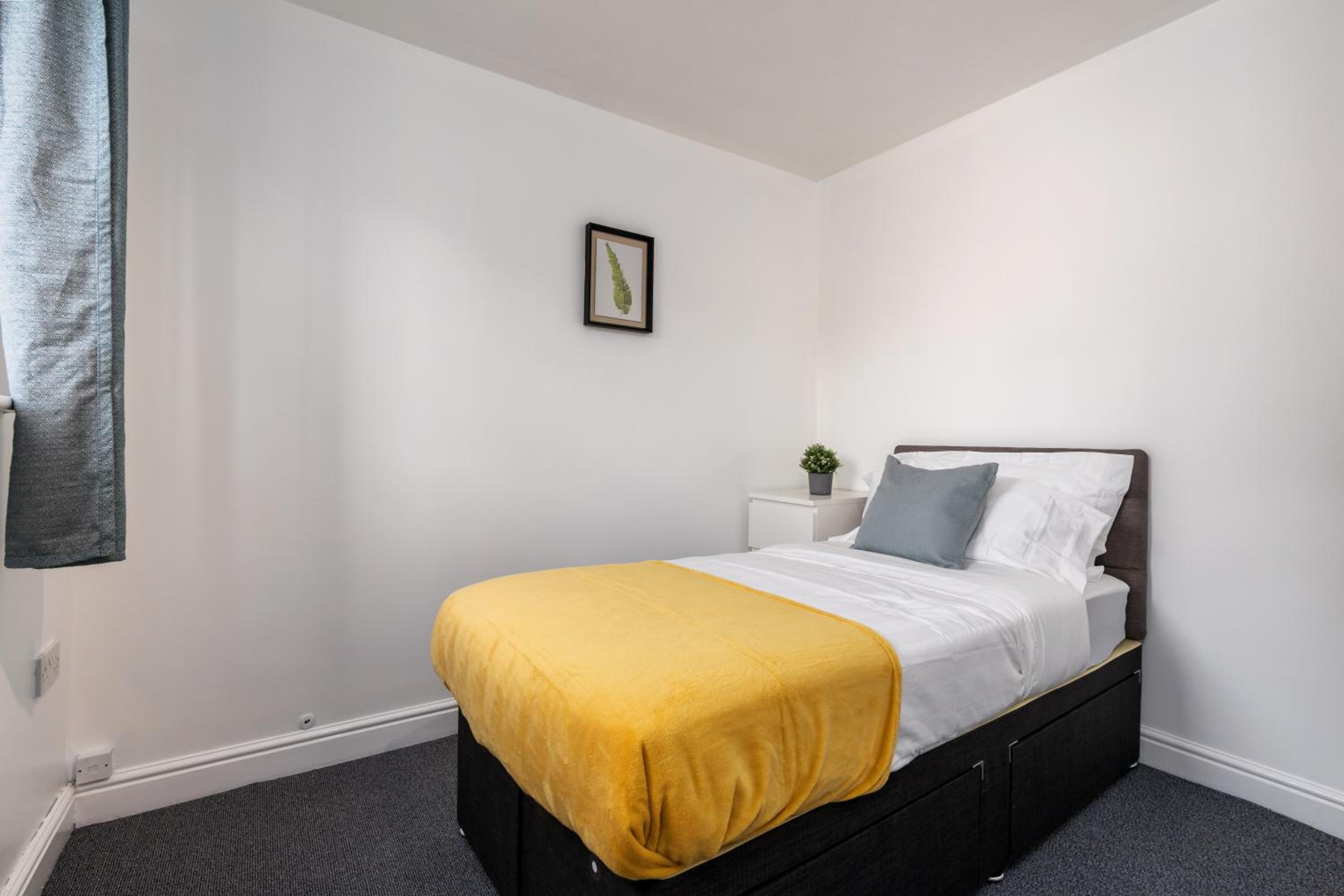 Hills Close - 3 Bed House - FREE Parking view 5