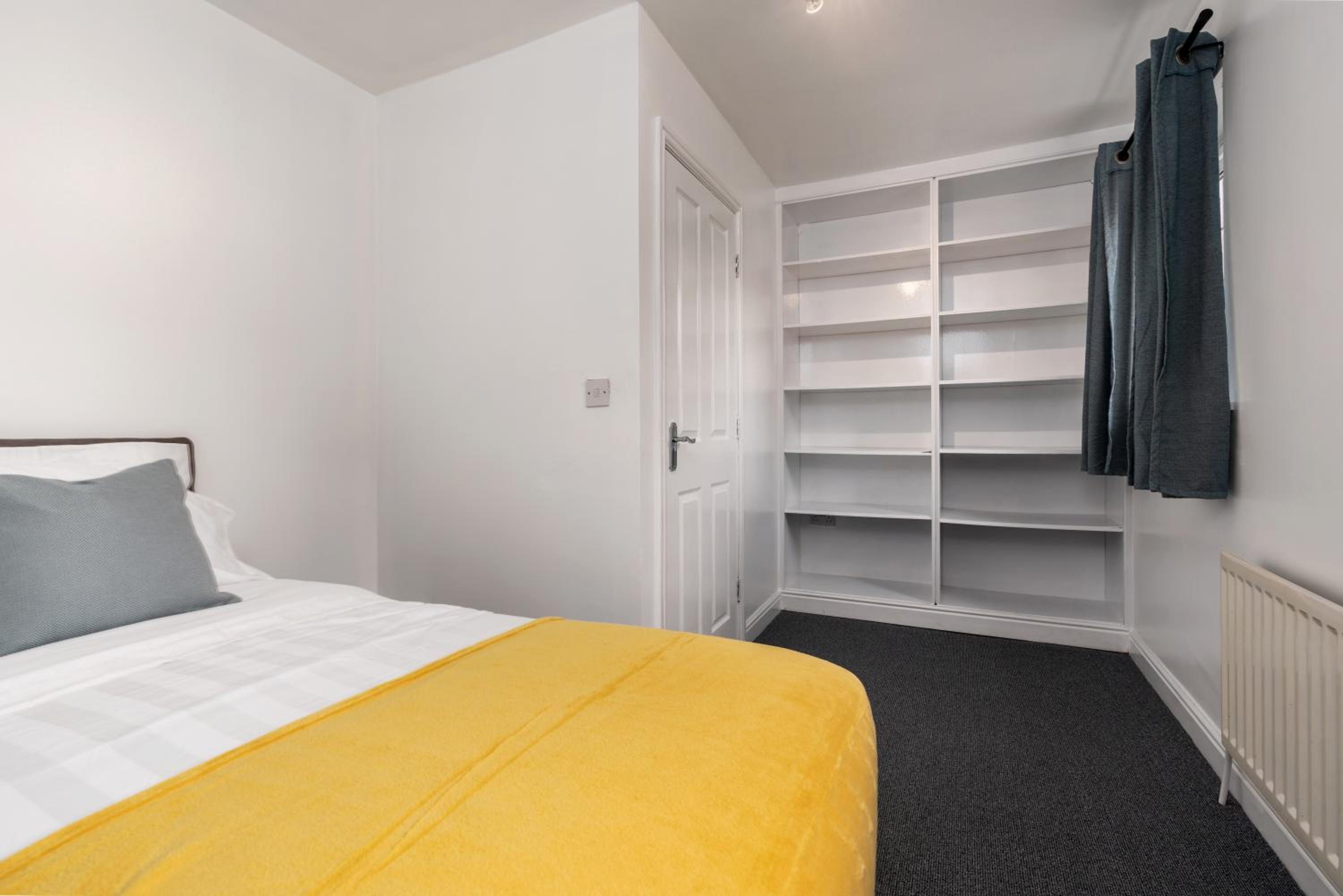 Hills Close - 3 Bed House - FREE Parking view 4
