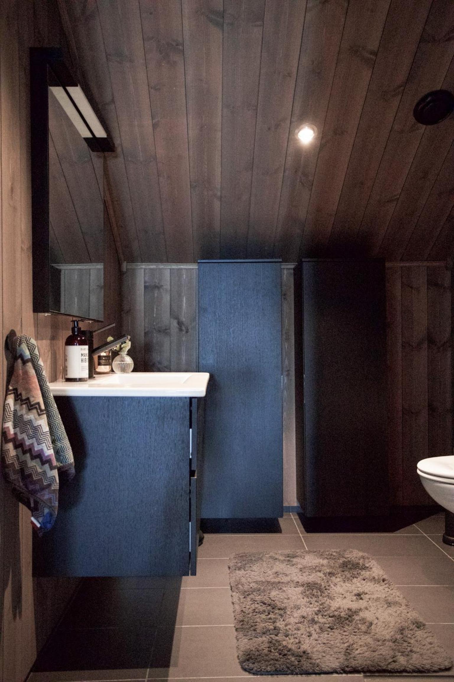 Luxurious 5-Bedroom Mountain Chalet with Sauna, Panoramic Views, and Two Full Bathrooms