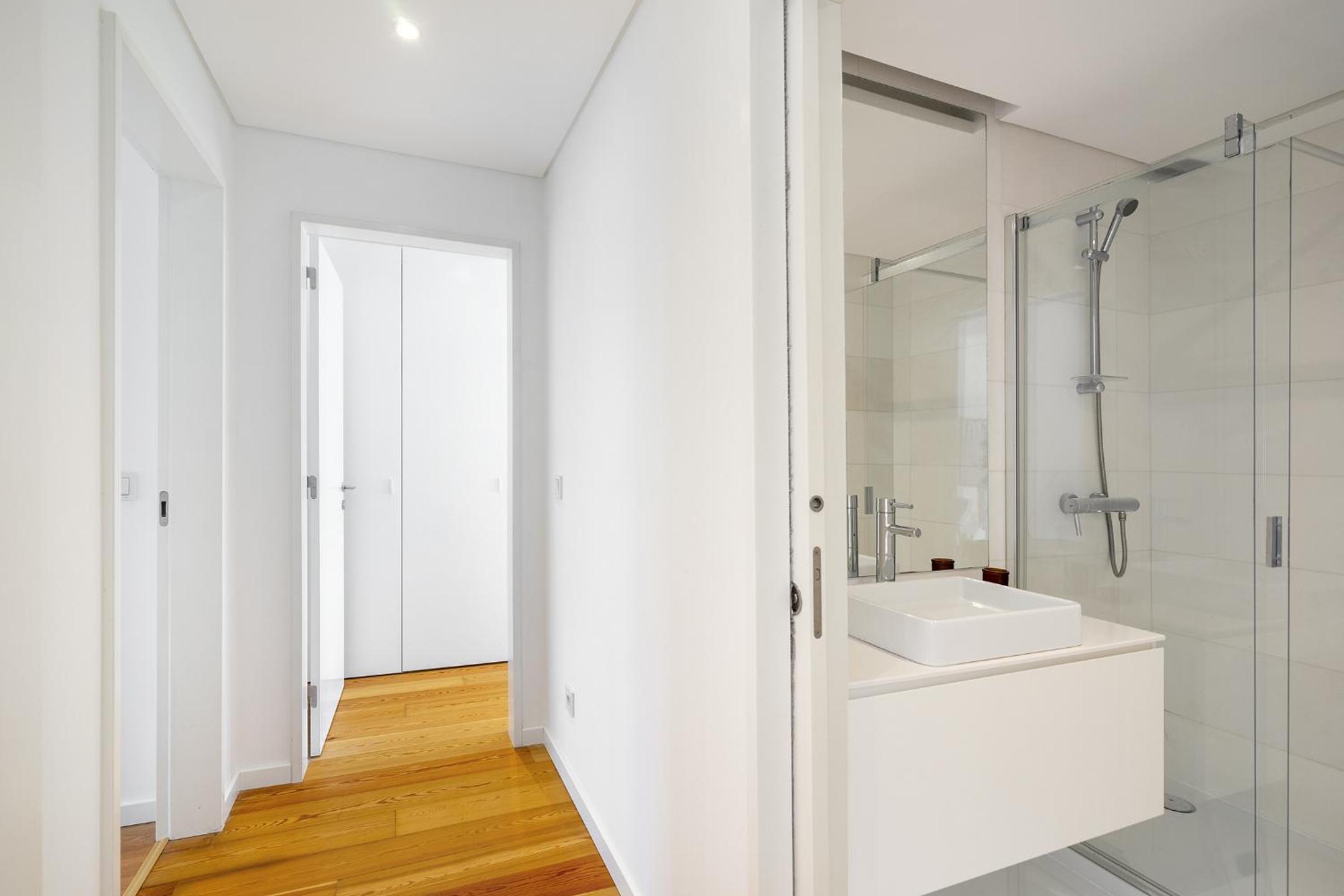 WHome Urban Retreat w/Parking, Elevator & AC by Benfica Stadium view 5