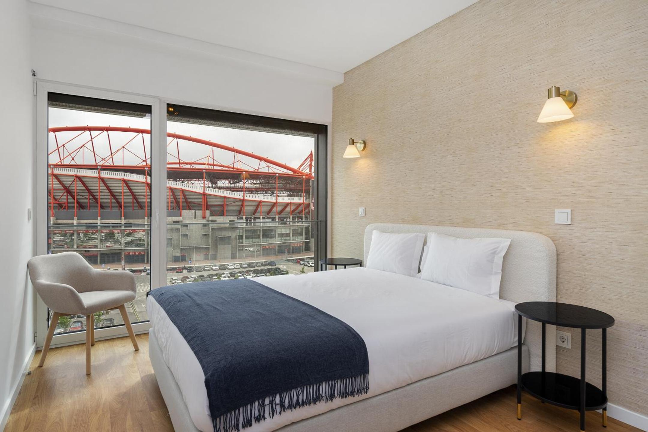 WHome Urban Retreat w/Parking, Elevator & AC by Benfica Stadium view 2