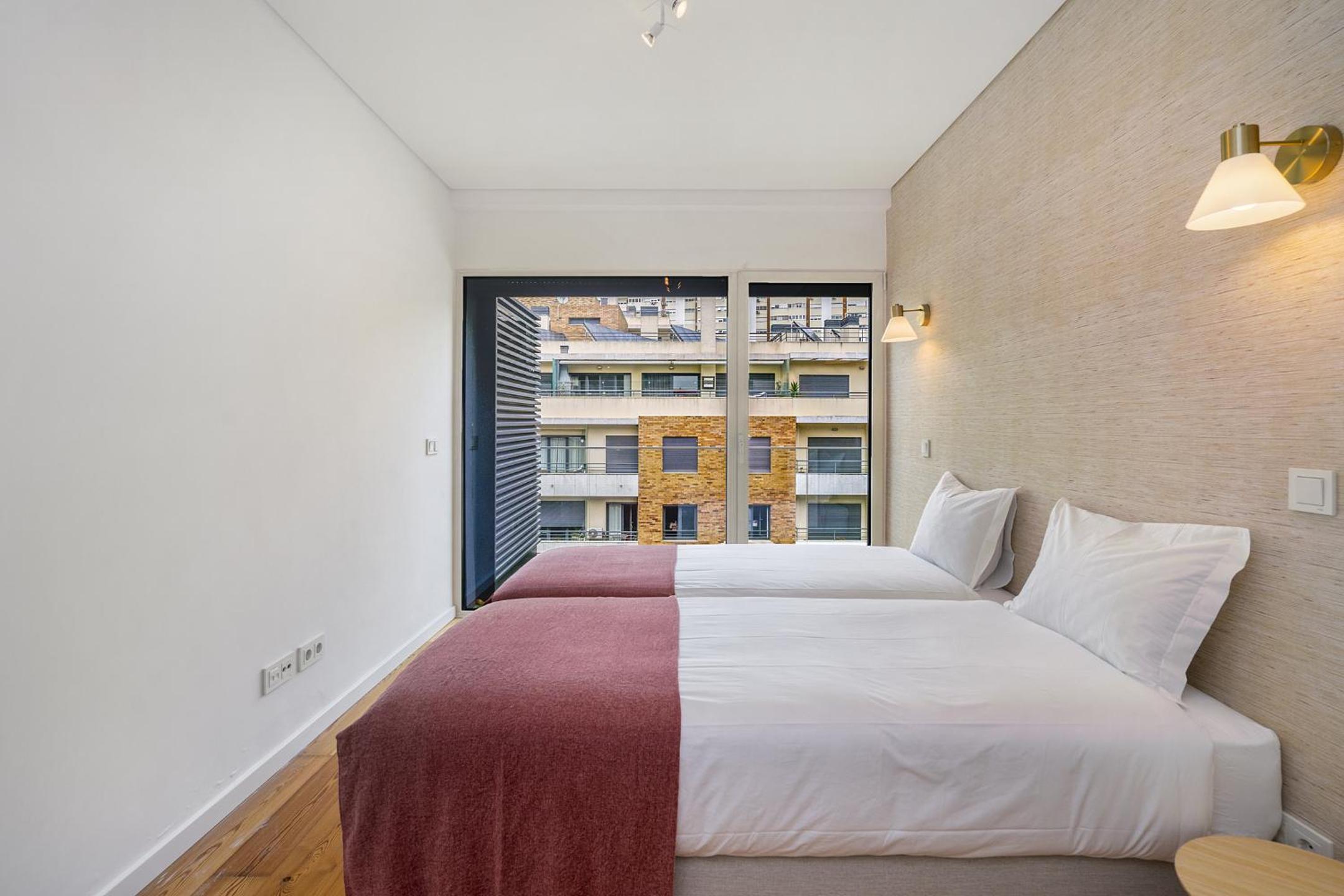 WHome Urban Retreat w/Parking, Elevator & AC by Benfica Stadium view 3