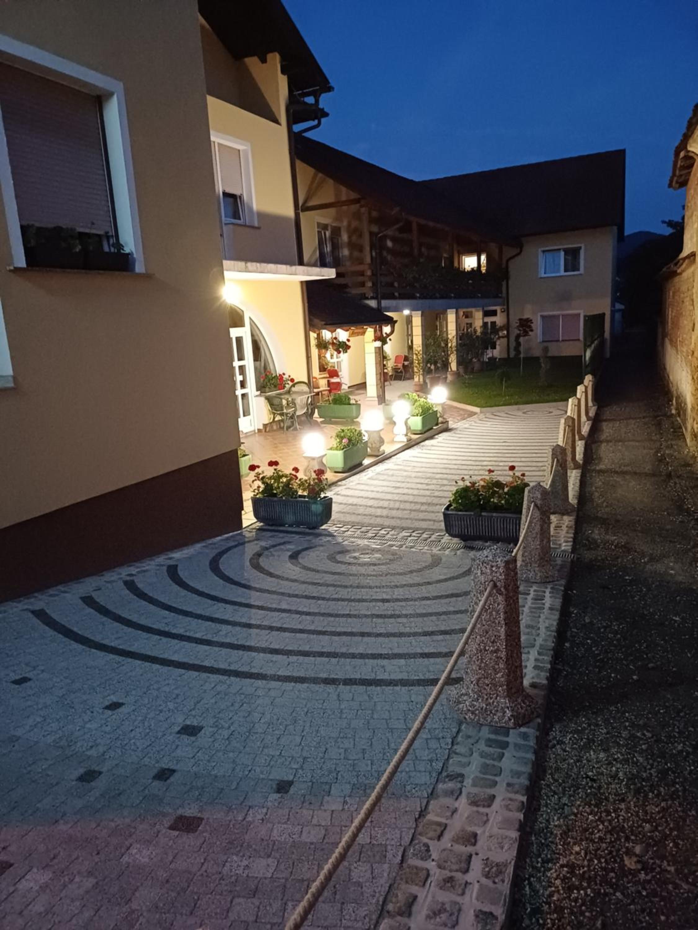 Photo 9