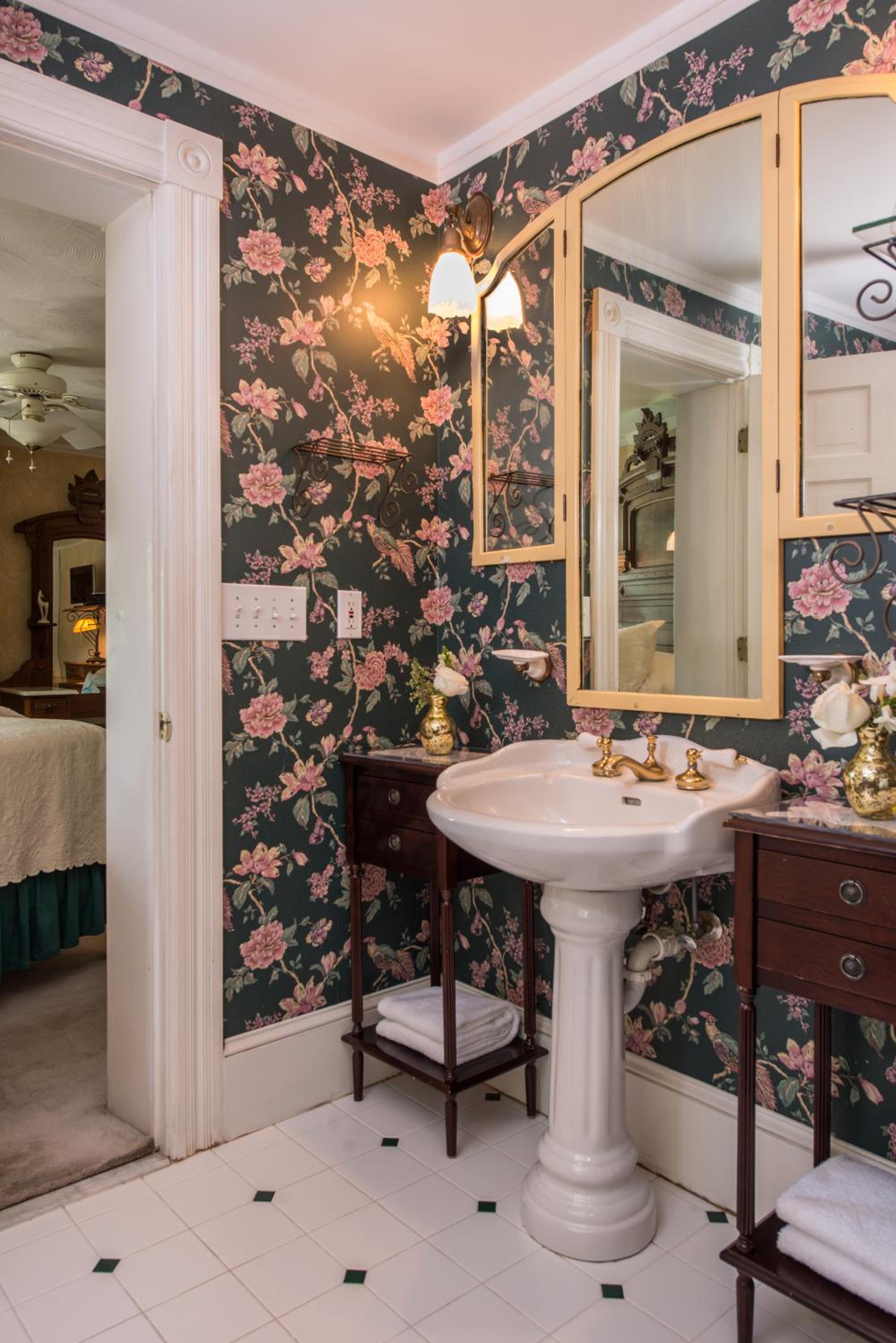 White Doe Inn Bed & Breakfast