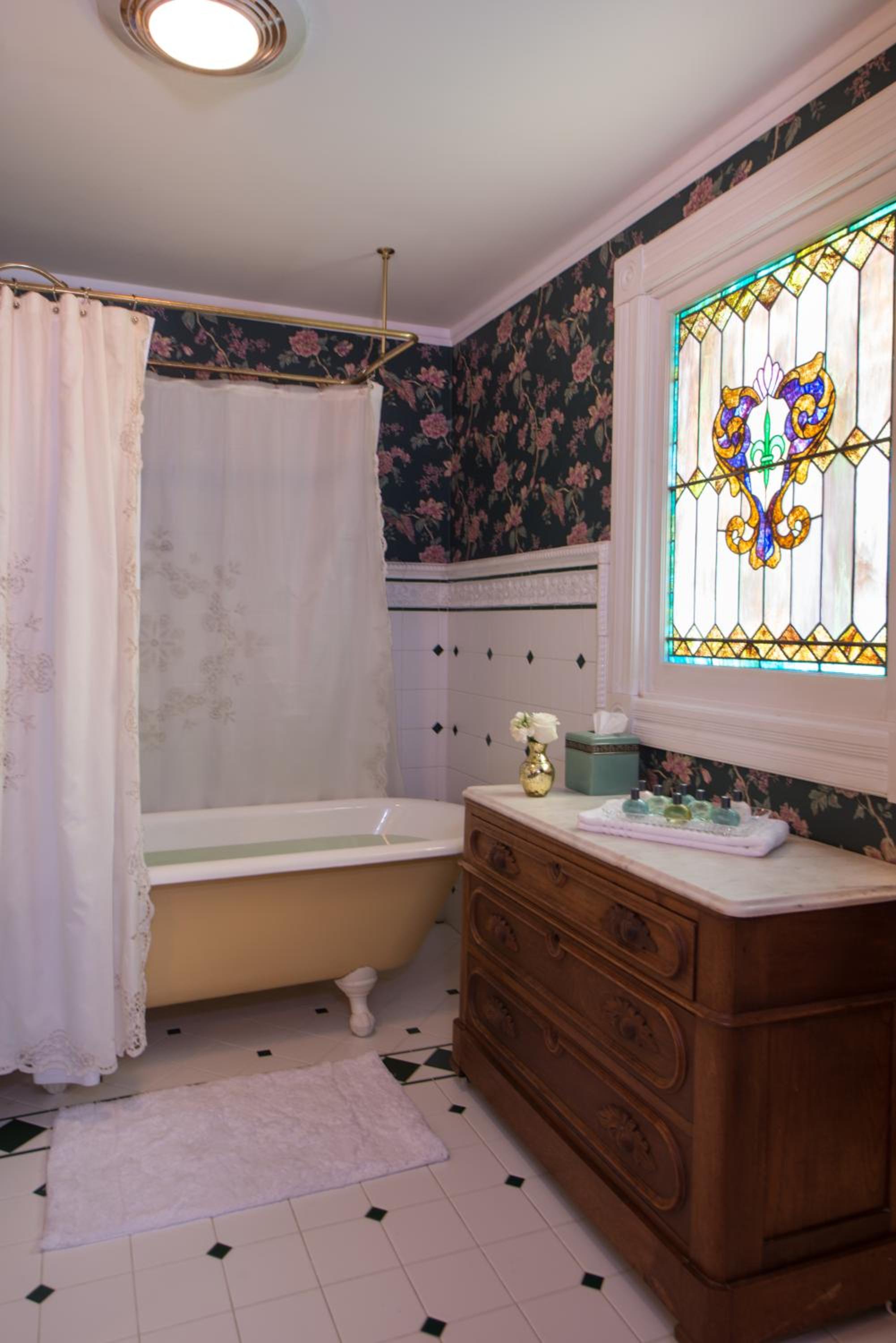 White Doe Inn Bed & Breakfast