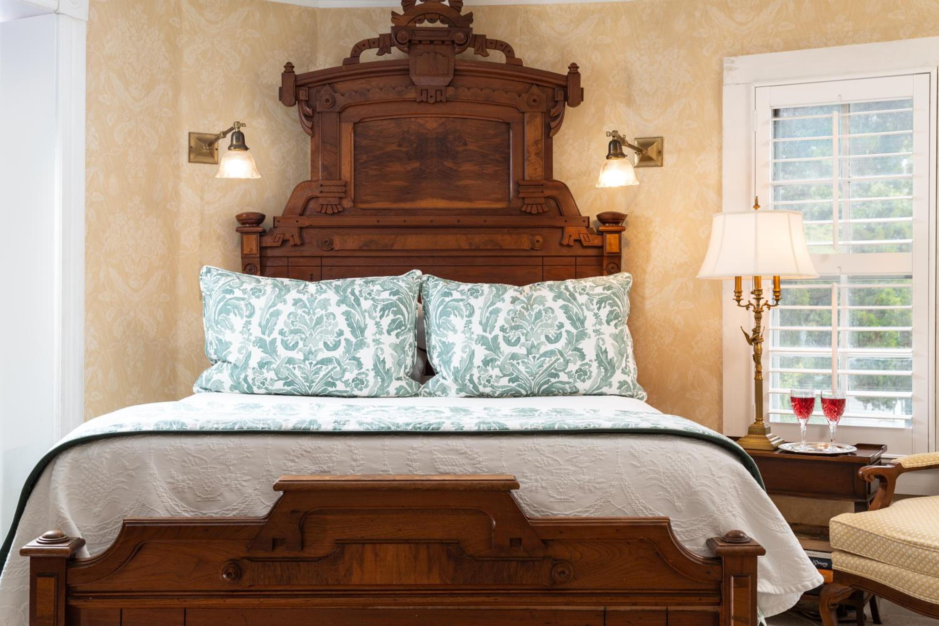 White Doe Inn Bed & Breakfast