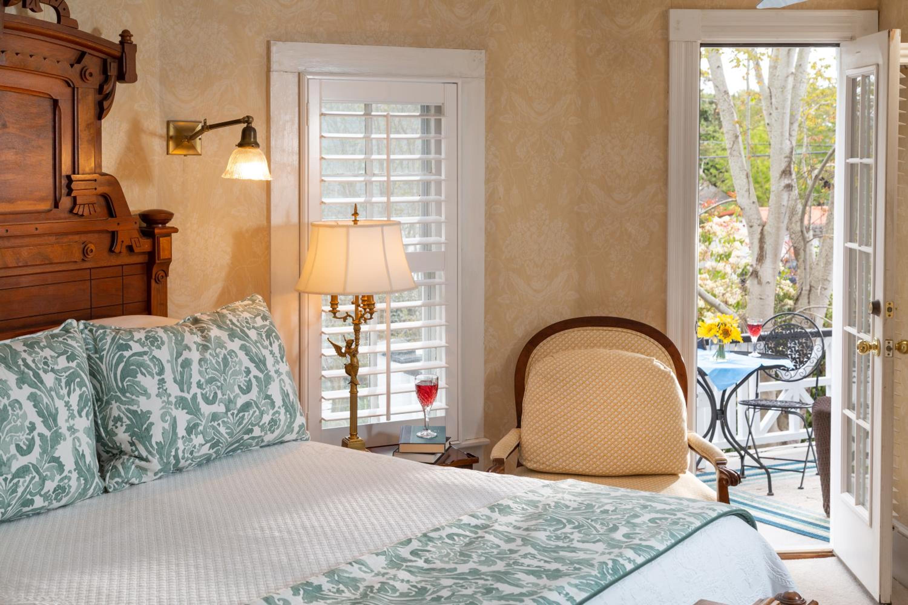 White Doe Inn Bed & Breakfast