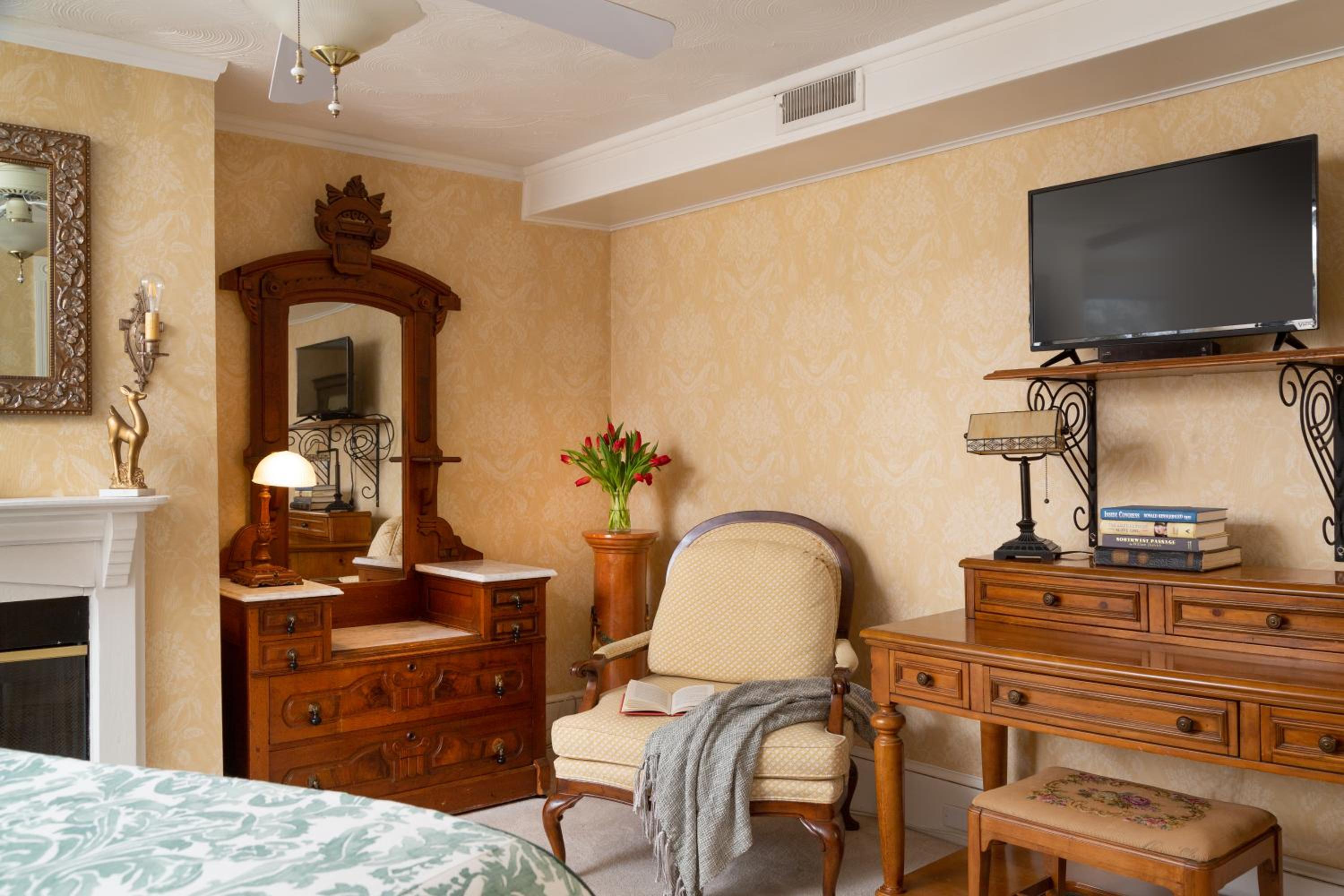White Doe Inn Bed & Breakfast