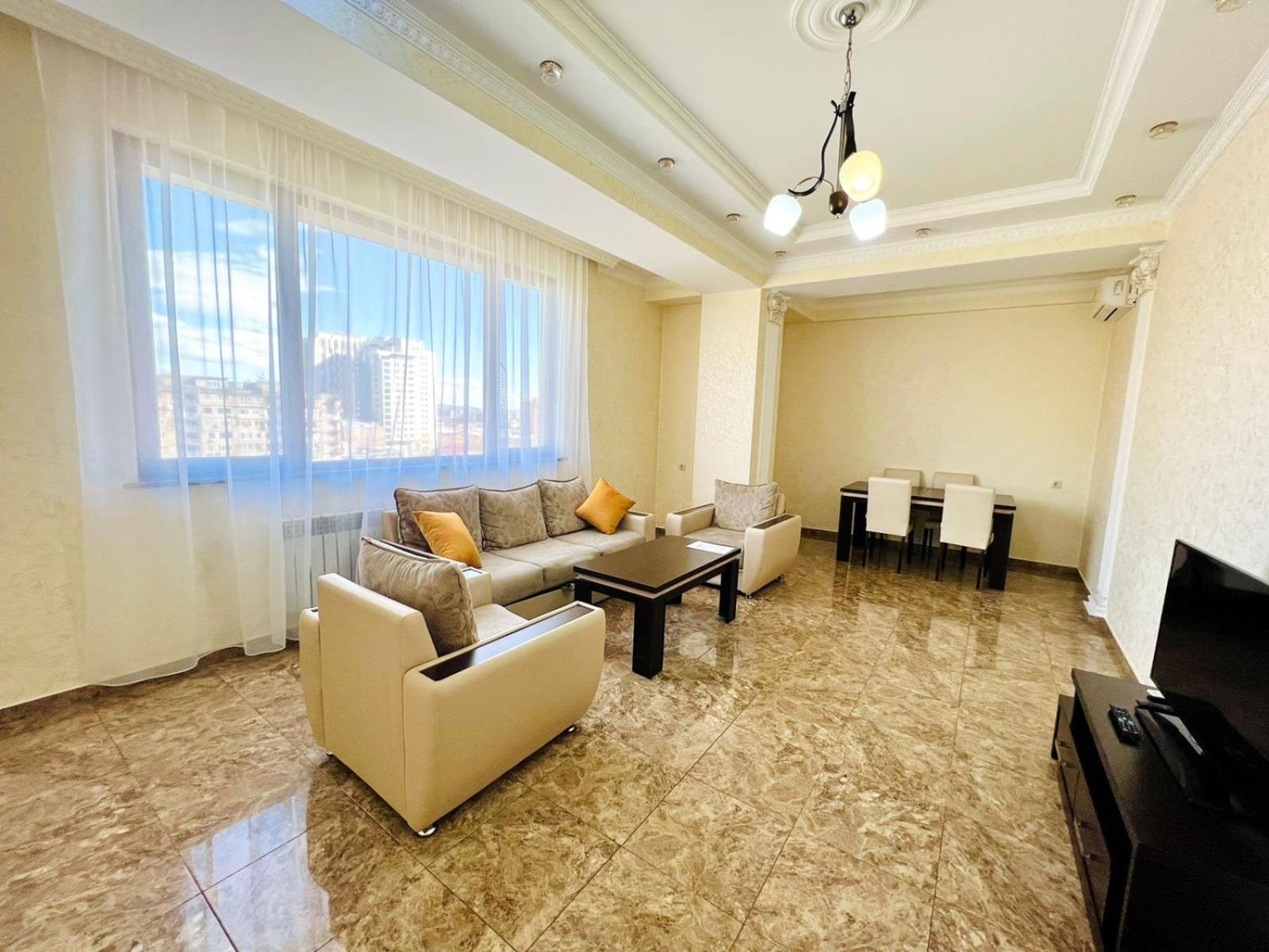 Luxury Spacious 2Bedroom +Balcony Near Opera and Northern Avenue, Middle Of Center