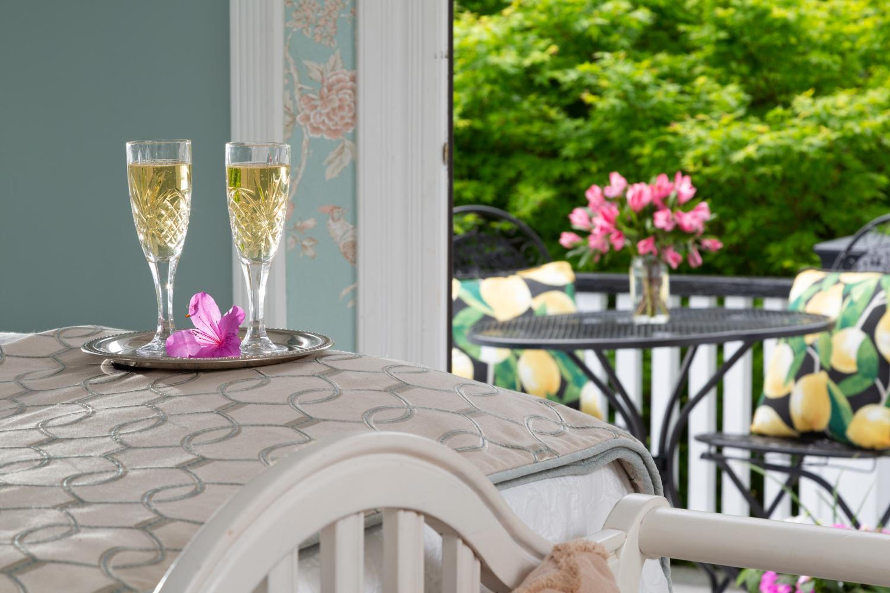 White Doe Inn Bed & Breakfast