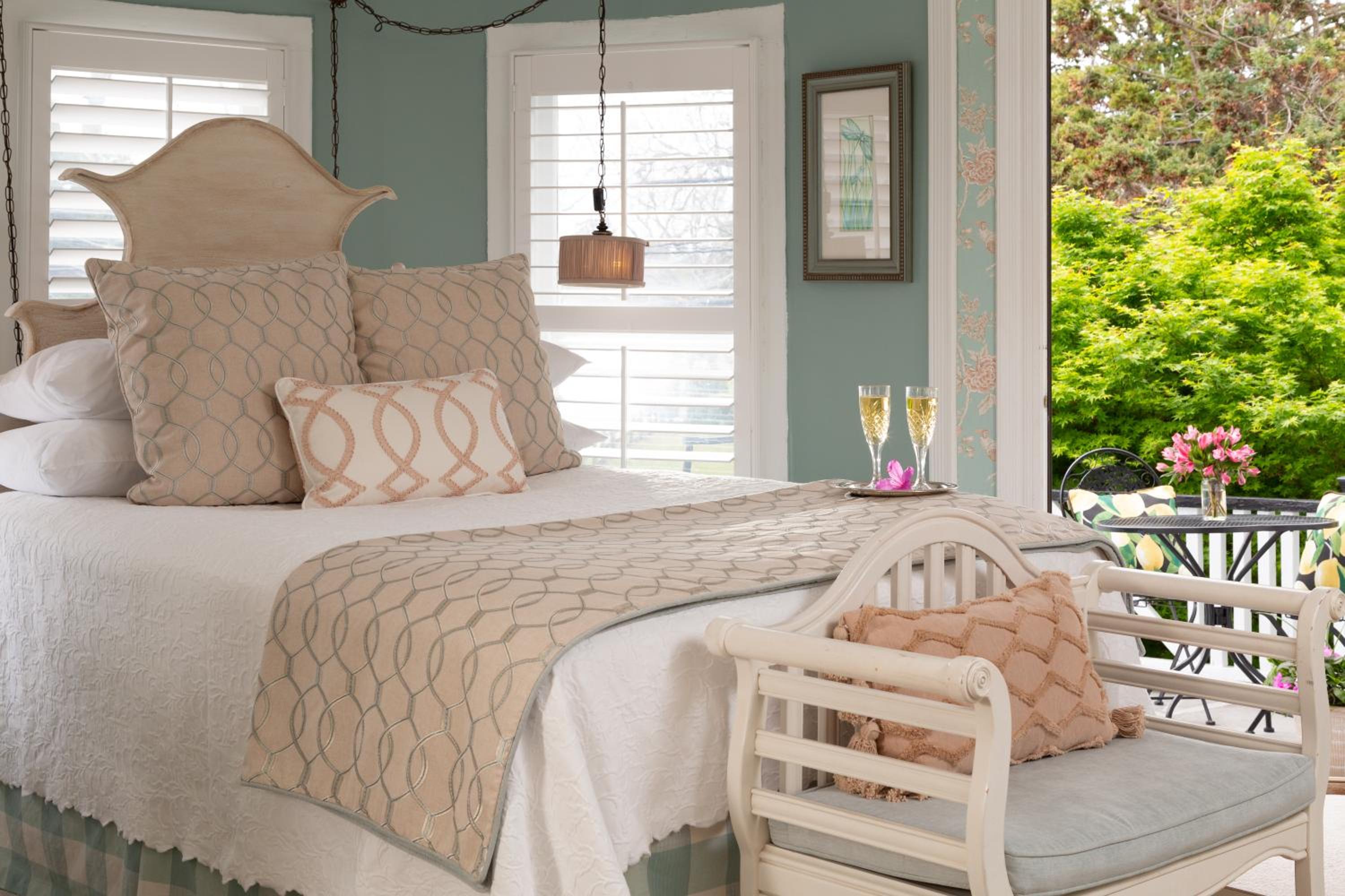 White Doe Inn Bed & Breakfast