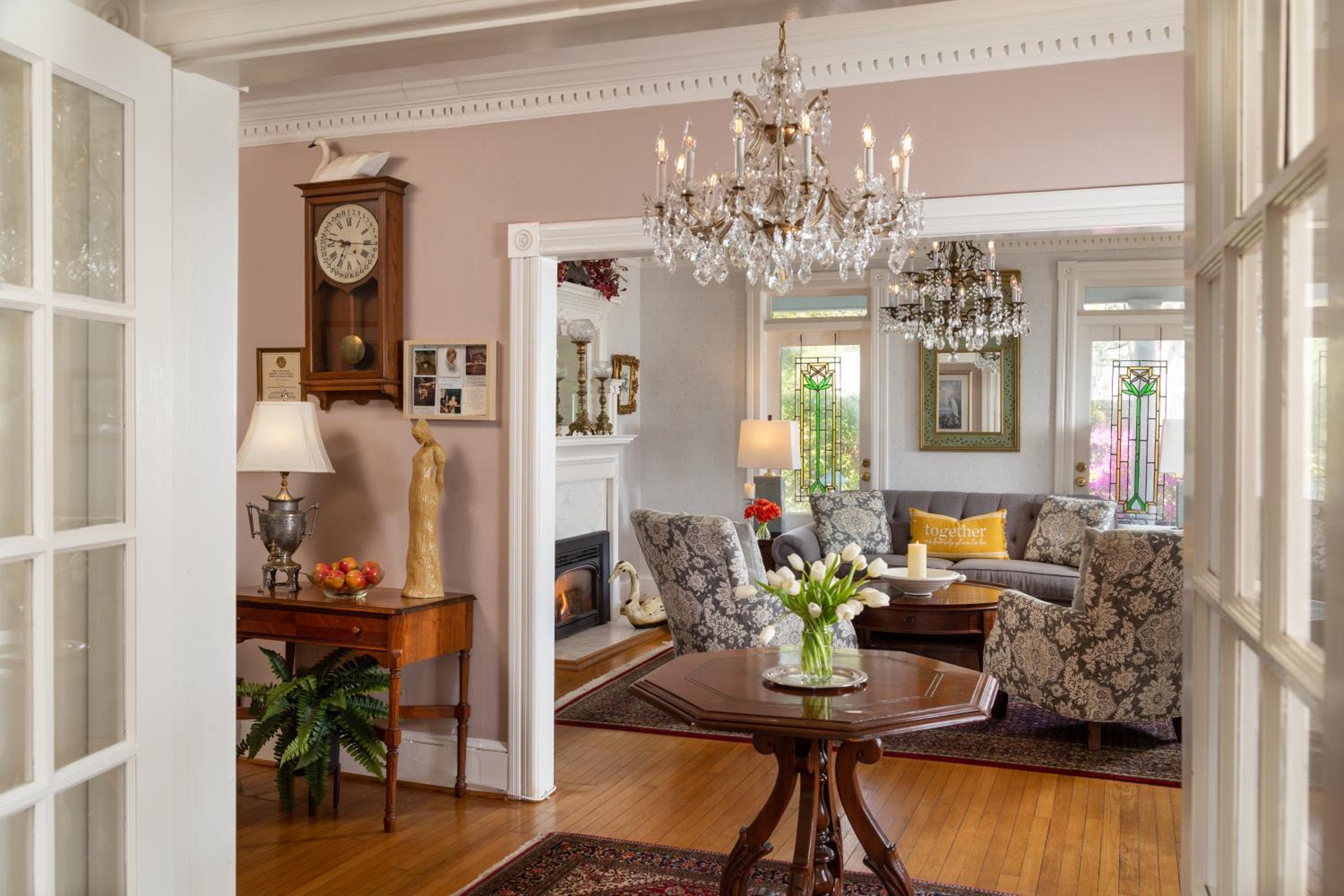 White Doe Inn Bed & Breakfast