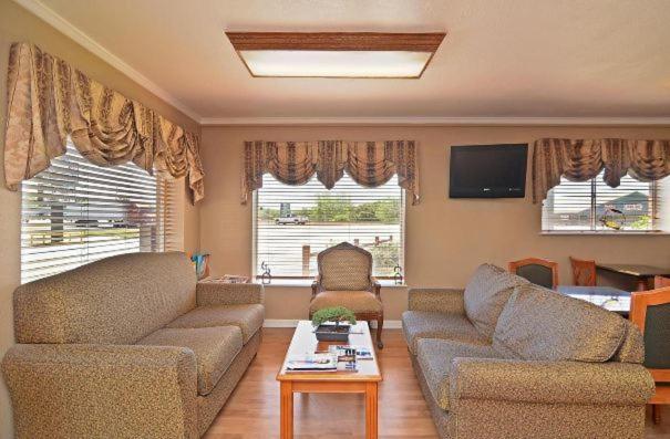 Stephenville Vacations - Americas Best Value Inn Crosstimbers - Property Image 4