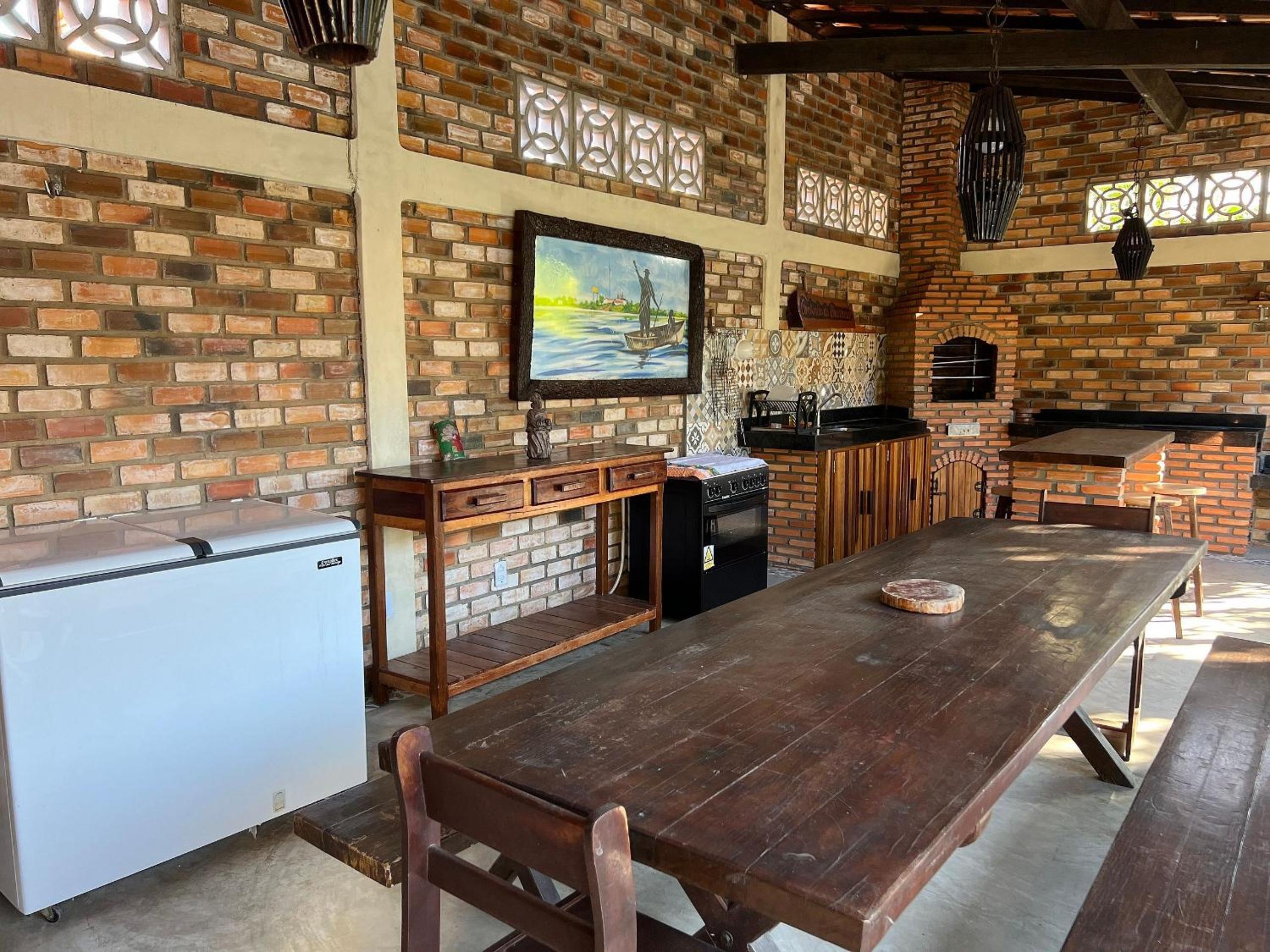 Casa com 5 suítes e área de lazer completa à 150mt da Praia do Coqueiro
