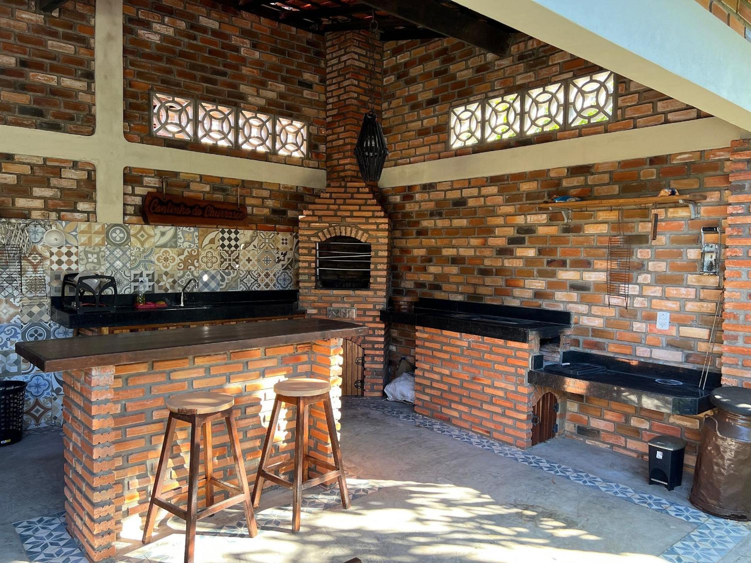 Casa com 5 suítes e área de lazer completa à 150mt da Praia do Coqueiro