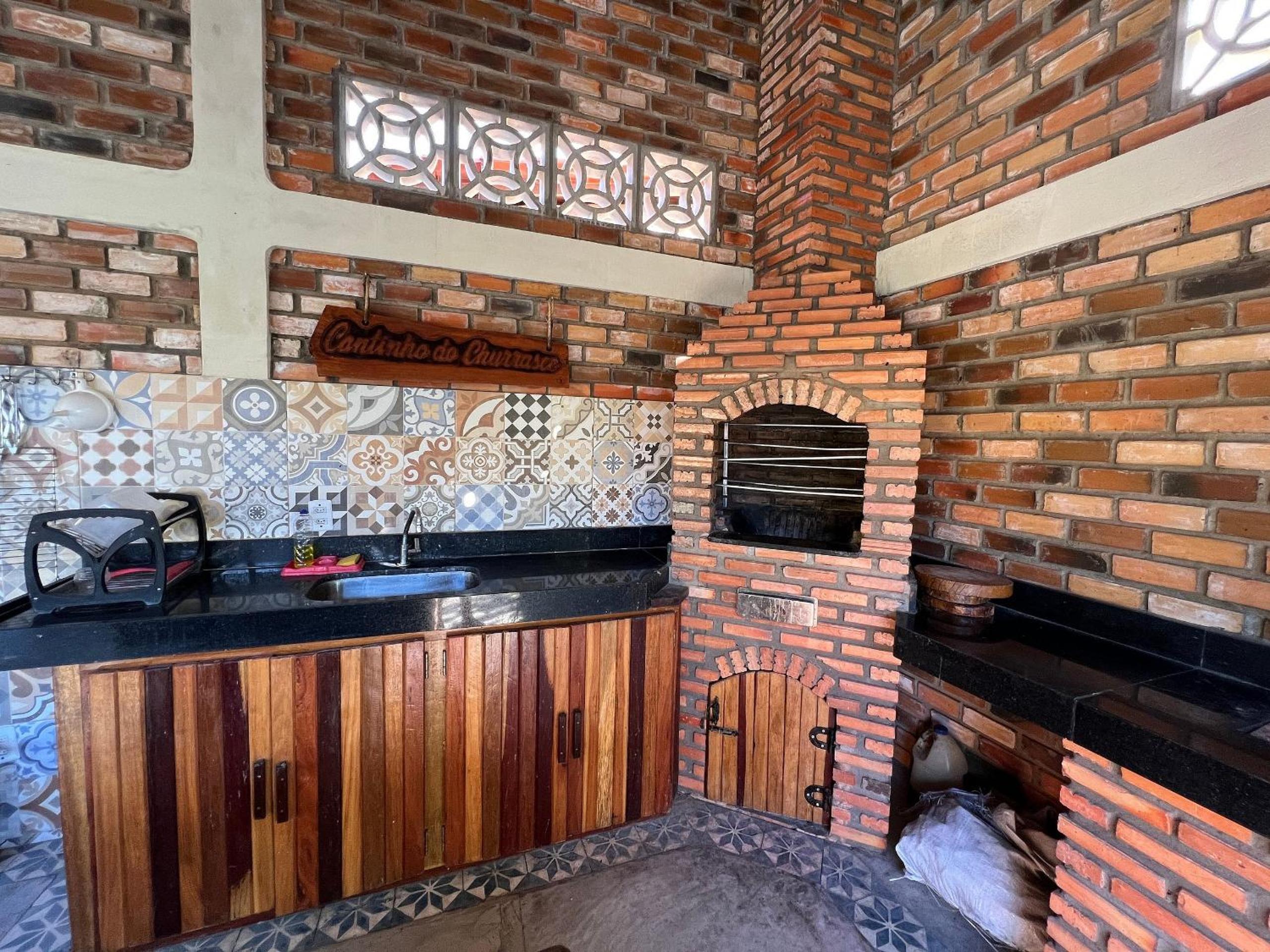 Casa com 5 suítes e área de lazer completa à 150mt da Praia do Coqueiro