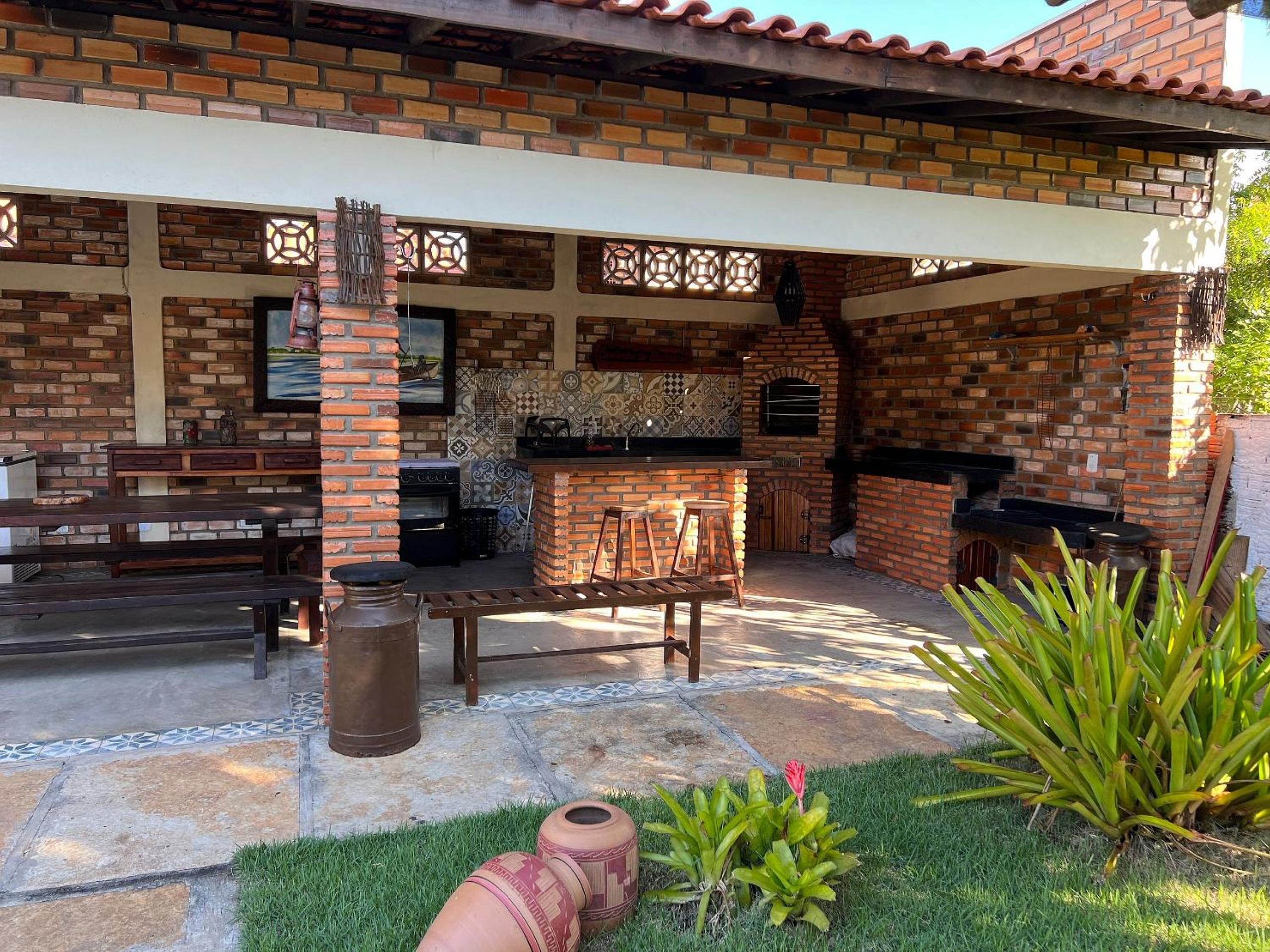 Casa com 5 suítes e área de lazer completa à 150mt da Praia do Coqueiro