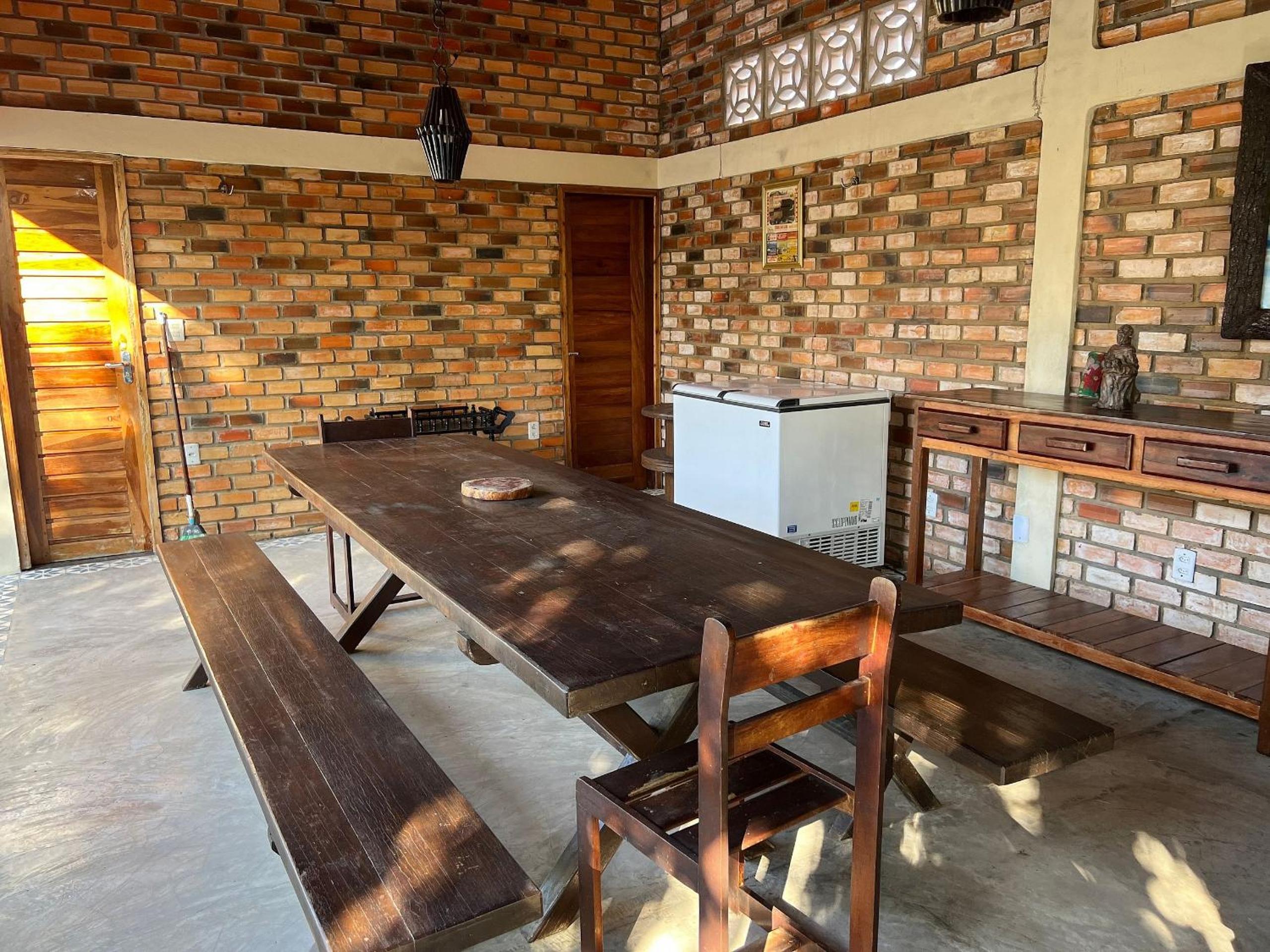 Casa com 5 suítes e área de lazer completa à 150mt da Praia do Coqueiro