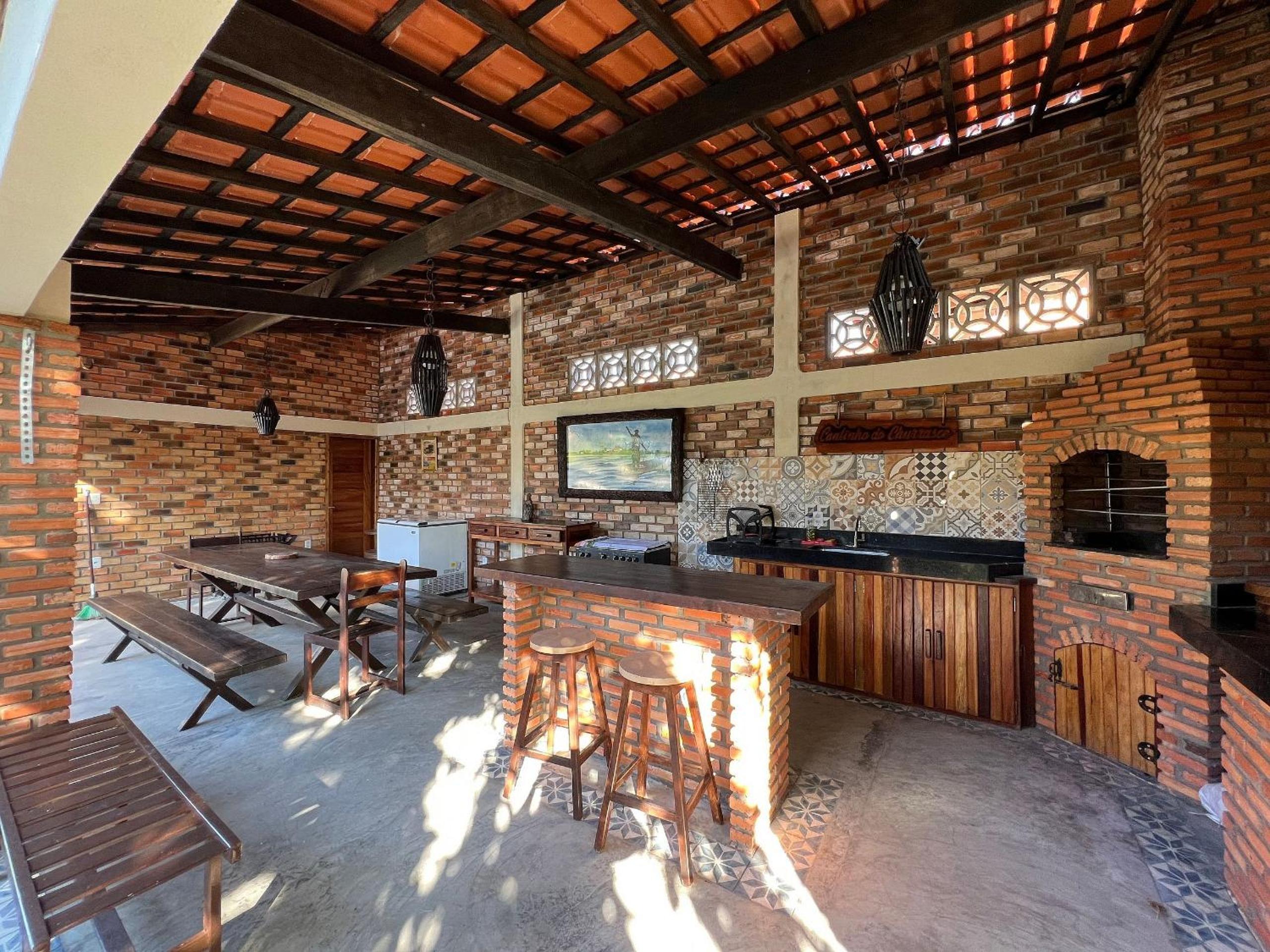 Casa com 5 suítes e área de lazer completa à 150mt da Praia do Coqueiro
