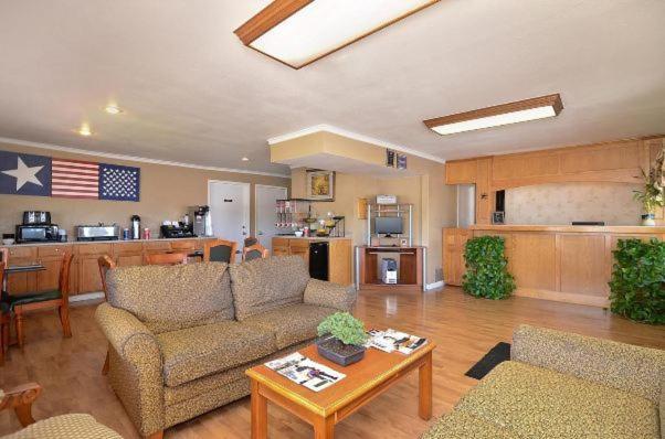 Stephenville Vacations - Americas Best Value Inn Crosstimbers - Property Image 5