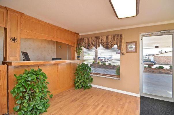 Stephenville Vacations - Americas Best Value Inn Crosstimbers - Property Image 13