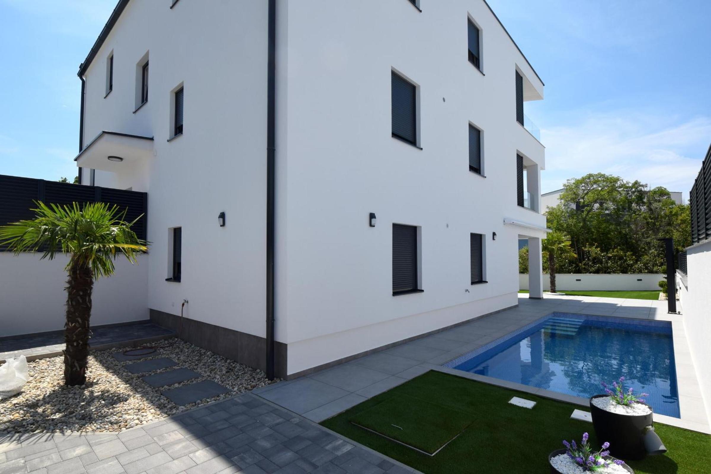 AK lux apartment with private pool view 5