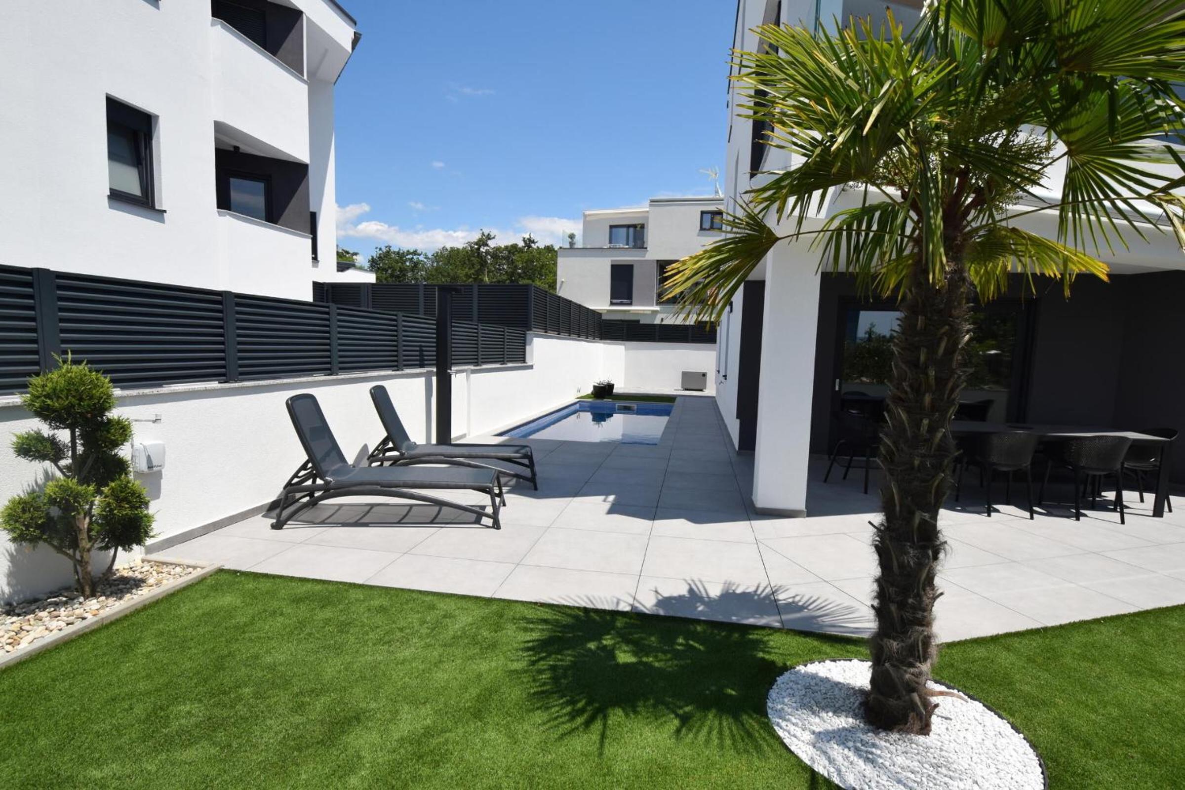 AK lux apartment with private pool view 4