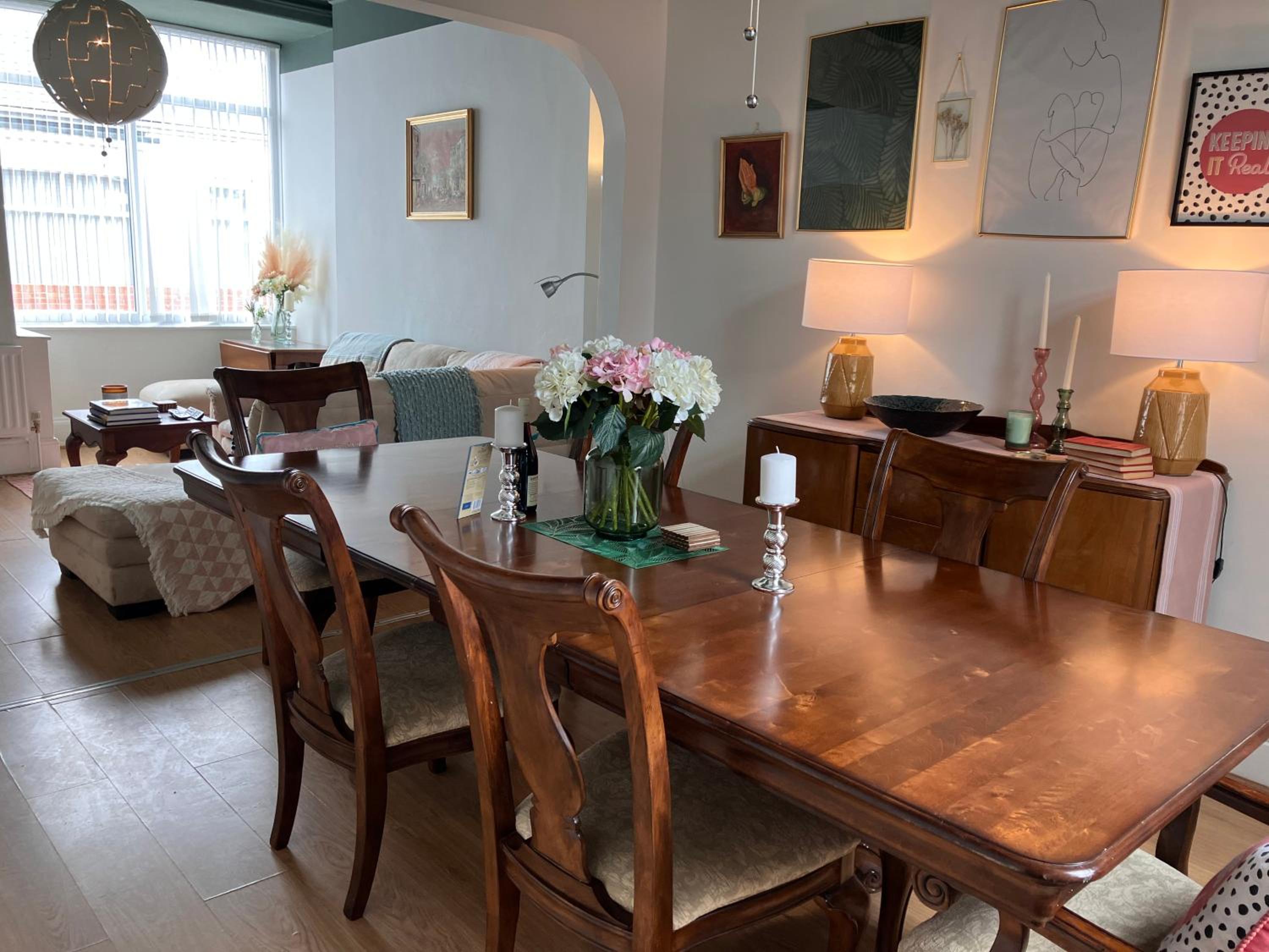 Newly Refreshed Cottage, New King Bed, Free Parking & WiFi