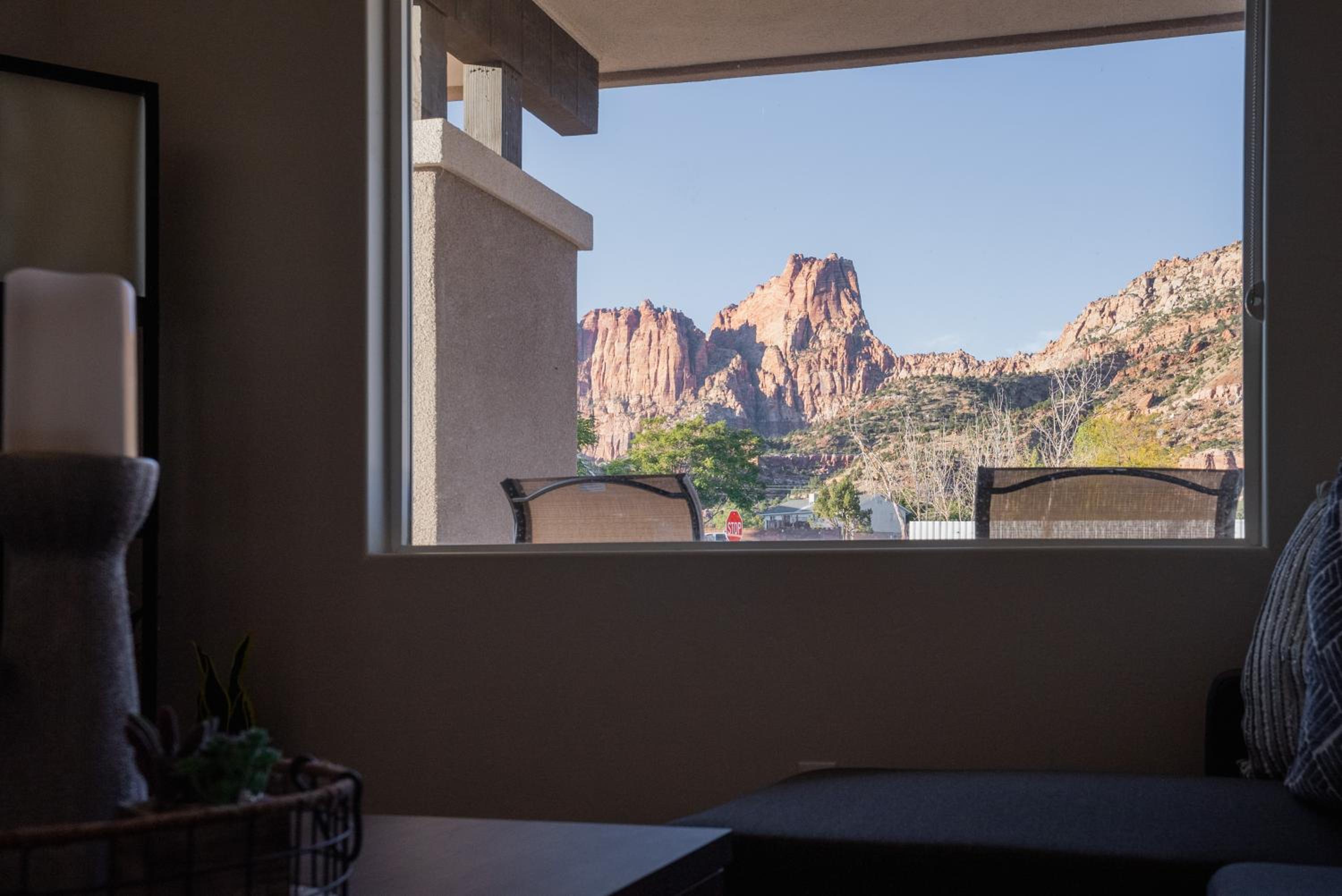 So Zion Painted Desert-4Bed, 3Bath, Hot Tub, Deck view 5