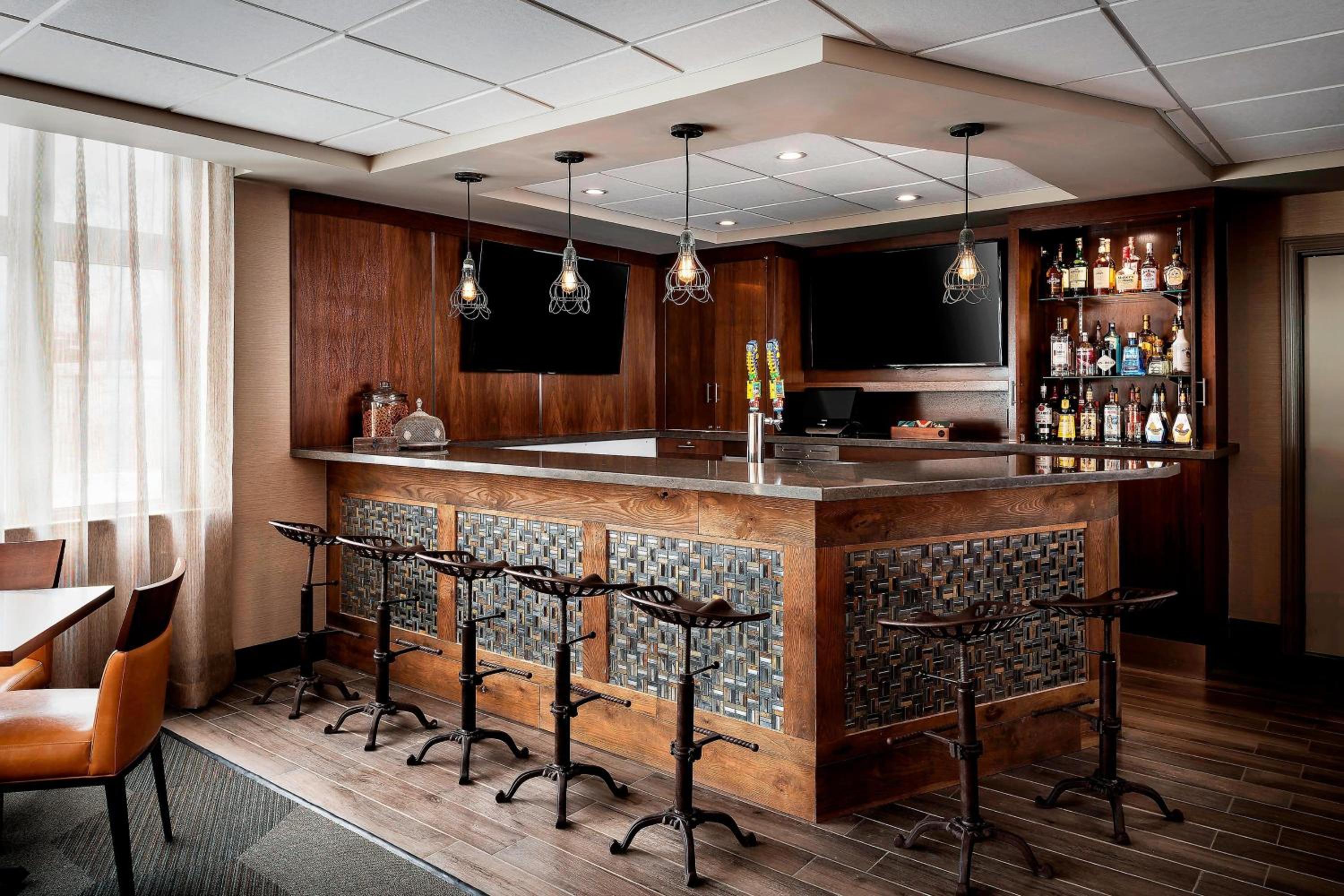 Barrie Vacations - Four Points by Sheraton Barrie - Property Image 1
