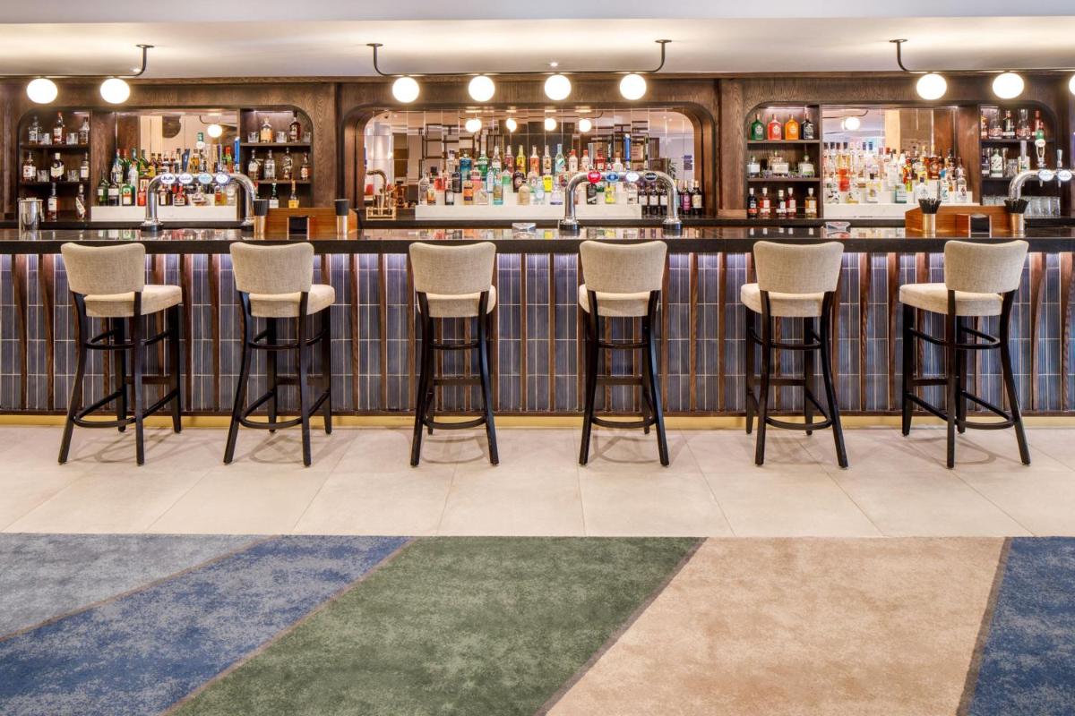 bar