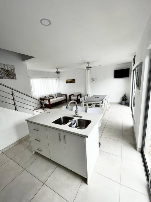 Pacific Breeze House - with private pool