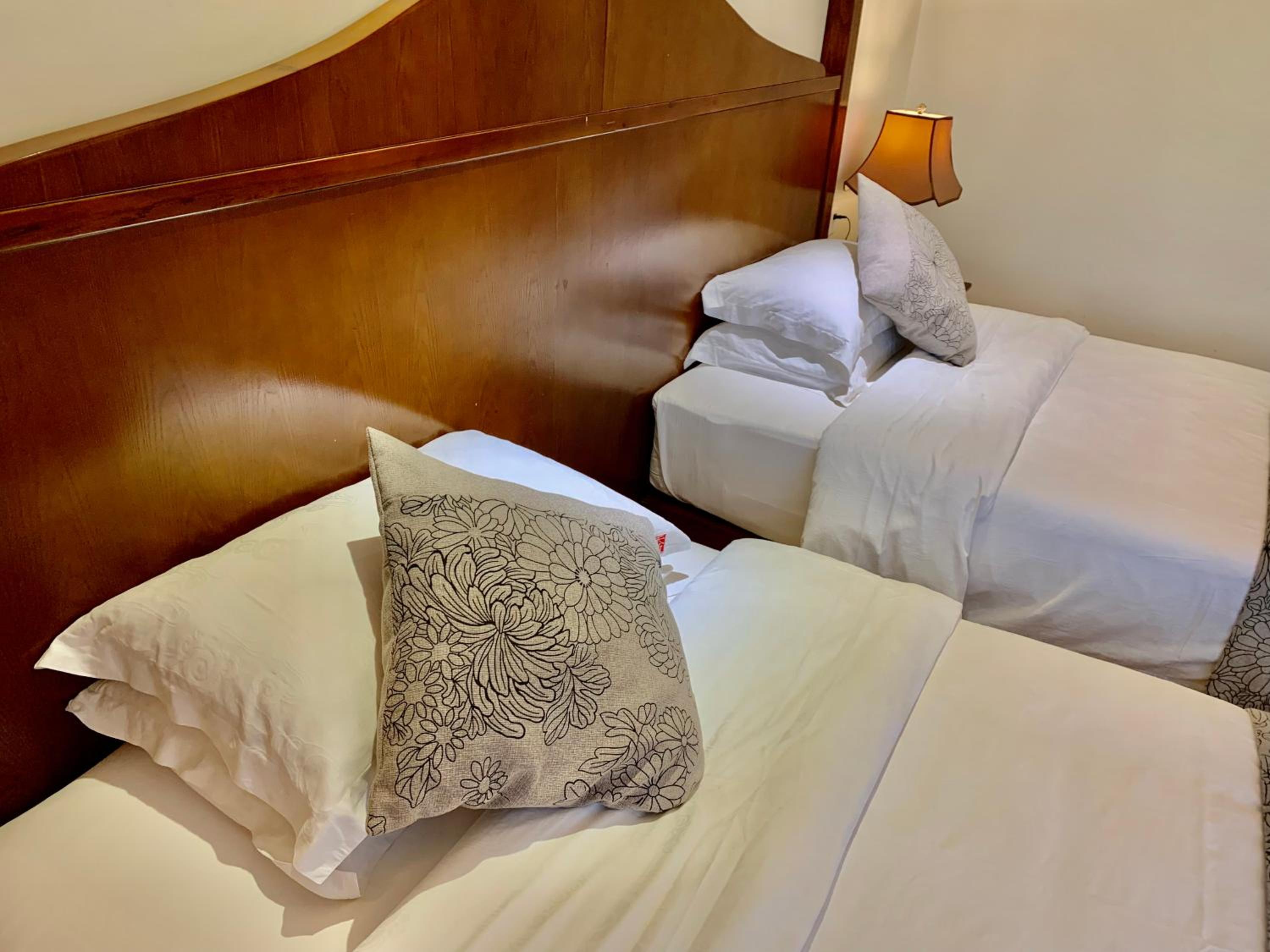 Guilin Crystal Crescent Moon Hotel
