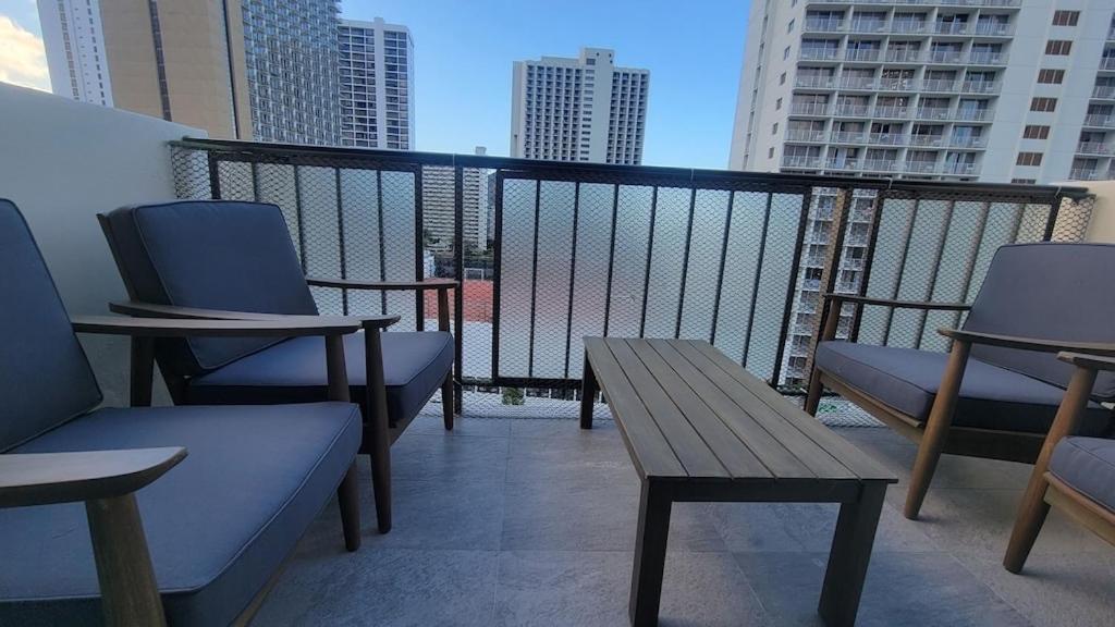 Waikiki Condo 2 Bedrooms 2 Bathrooms with 1 free parking space view 5