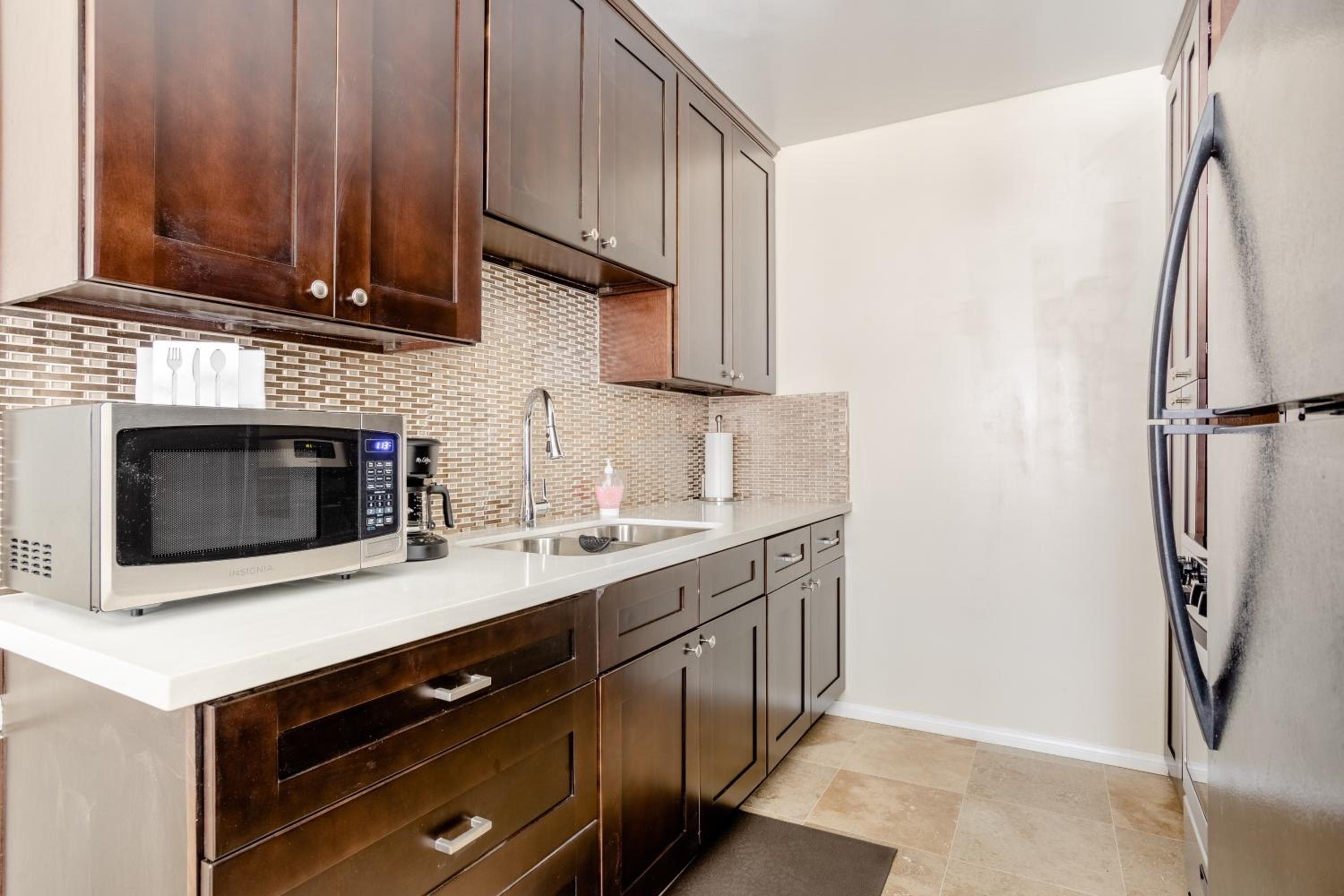 Modern Chic & Comfy Entire Apt 2 Room Suites view 3