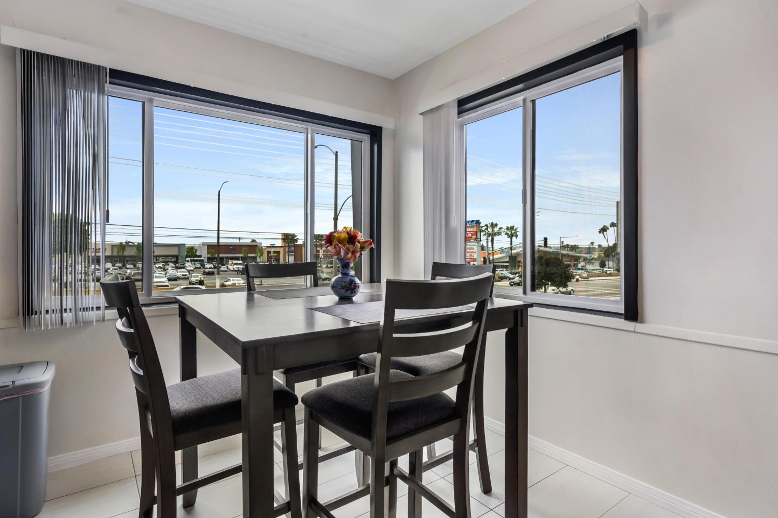 Modern Chic & Comfy Entire Apt 2 Room Suites view 4