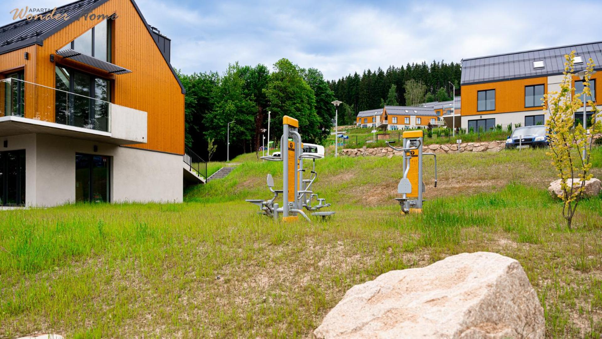 Wonder Home - Apartamenty Hillside tuż przy stoku, sklep, plac zabaw i zewnętrzna siłownia na terenie kompleksu