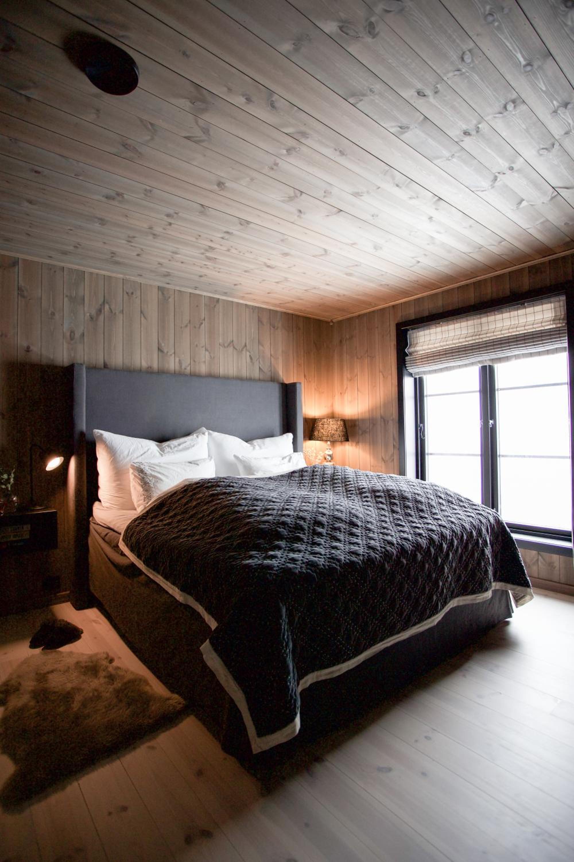Luxurious 5-Bedroom Mountain Chalet with Sauna, Panoramic Views, and Two Full Bathrooms