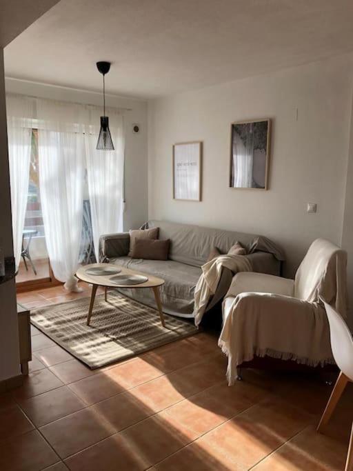 Soleado apartamento con piscina y terraza privada.