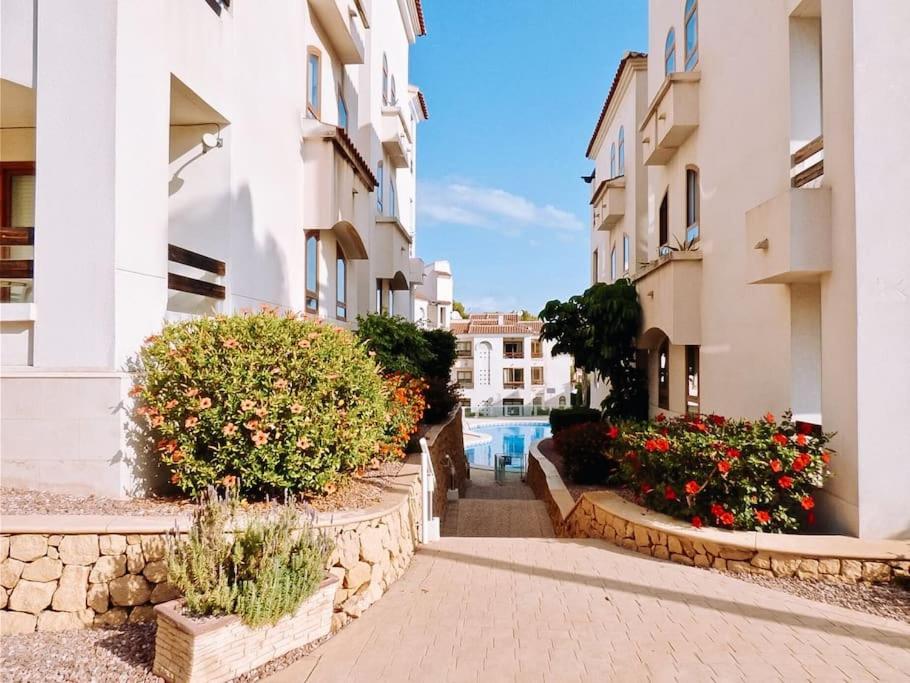 Soleado apartamento con piscina y terraza privada.