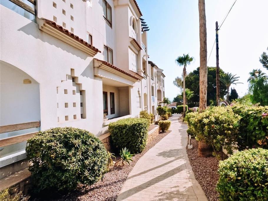 Soleado apartamento con piscina y terraza privada.