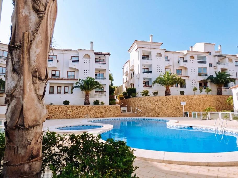 Soleado apartamento con piscina y terraza privada.