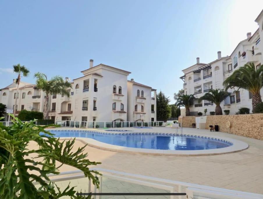 Soleado apartamento con piscina y terraza privada.